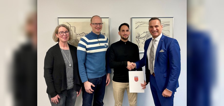 Bürgermeister Joachim Rodenkirch (r.)gratuliert Ijaz Zafar (2.v.r.) zur Beförderung zum Stadtoberinspektor. Den Glückwünschen schlossen die Vertreterin für den Personalrat Sylvia Schmitt und Fachbereichsleiter Jan Mußweiler gerne an.