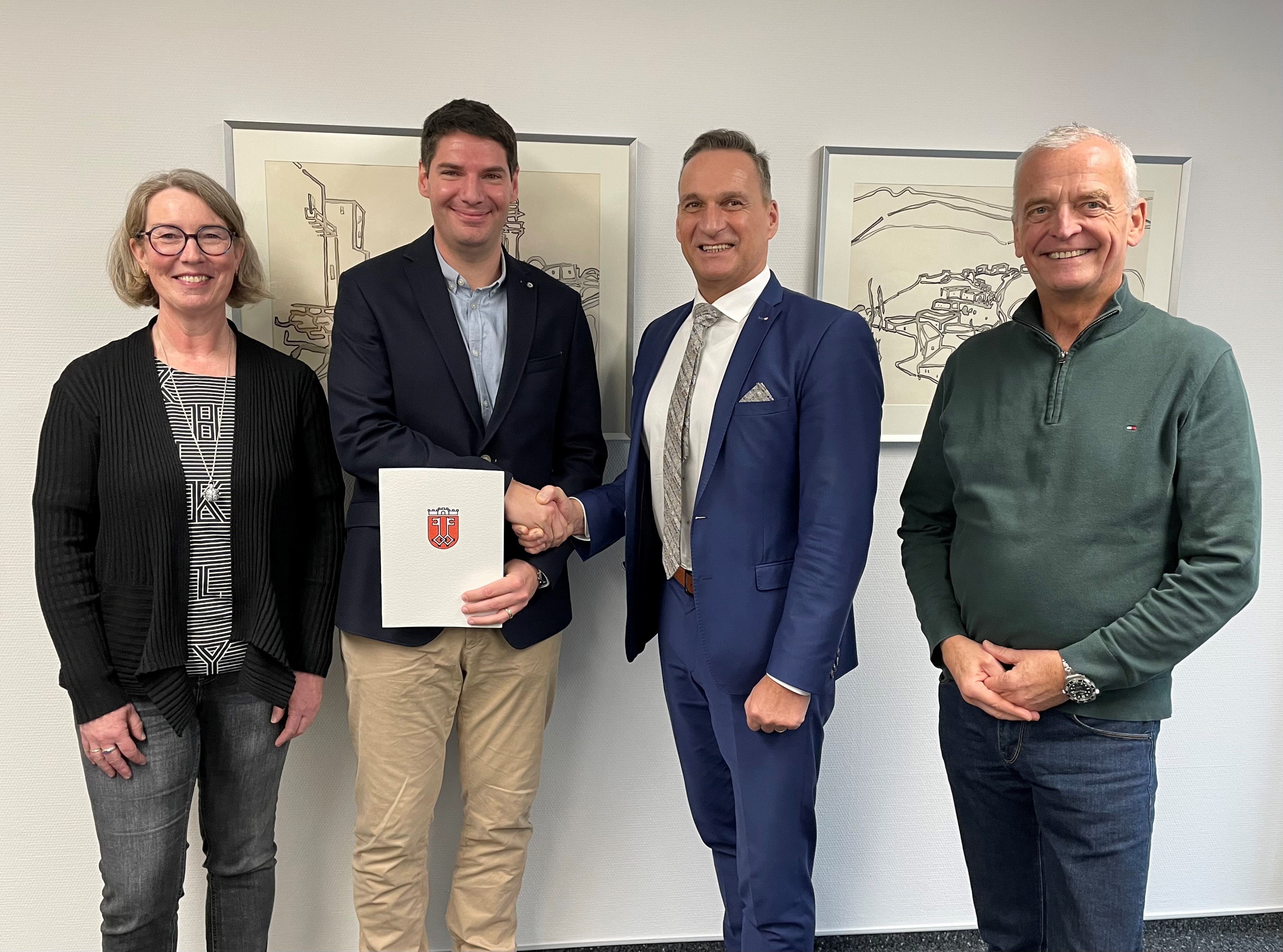 Bürgermeister Joachim Rodenkirch gratuliert Sebastian Klein (2.v.l.) zur Beförderung zum Stadtamtmann. Den Glückwünschen schlossen sich die Vertreterin für den Personalrat Sylvia Schmitt und Büroleiter Rainer Stöckicht gerne an.