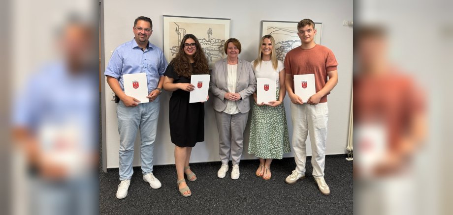 Beförderung und Ernennung Das Foto zeigt Erste Beigeordnete Meurer bei der Beförderung und Ernennung von Beamtinnen und Beamten.
