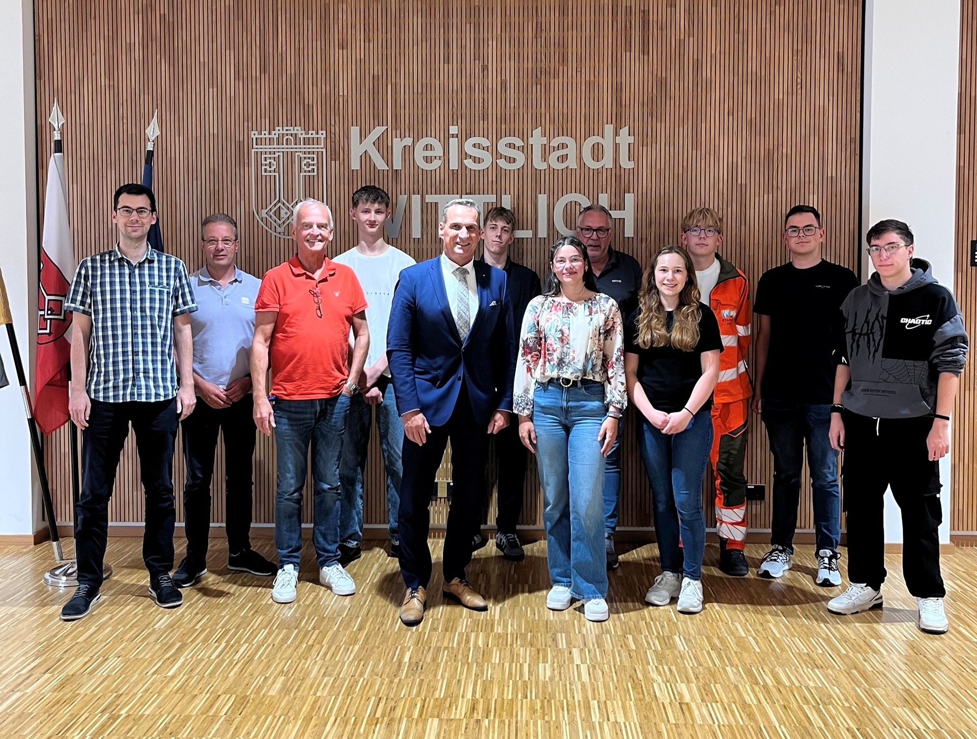 Das Foto zeigt von links: Vertreter des Personalrates Markus Ochwat, Ausbildungsleiter Wolfgang Lauer, Büroleiter Rainer Stöckicht, Eric Czogalla, Bürgermeister Joachim Rodenkirch, Julian Dreier, Julie Jakobs, Werkleiter Lothar Schaefer, Malea Donell, Philipp Schäfer, Christopher Lehnen und Elias-Jon Lork.