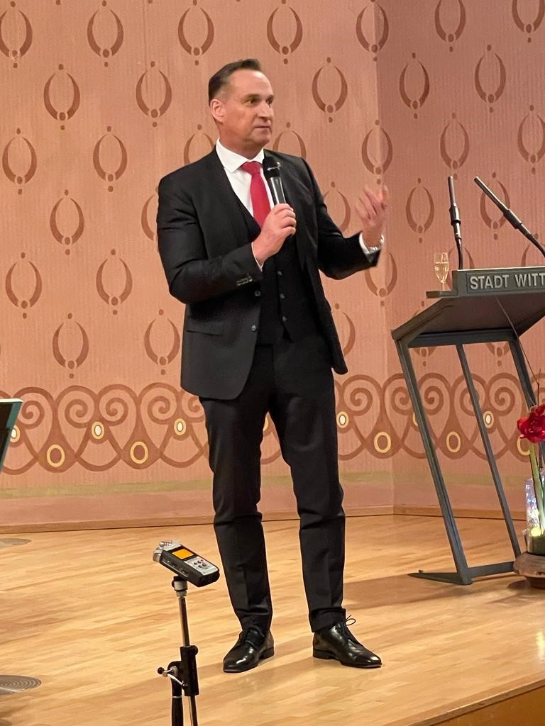 Bürgermeister Rodenkirch begrüßt die Bürgerinnen und Bürger zum Neujahrsempfang.