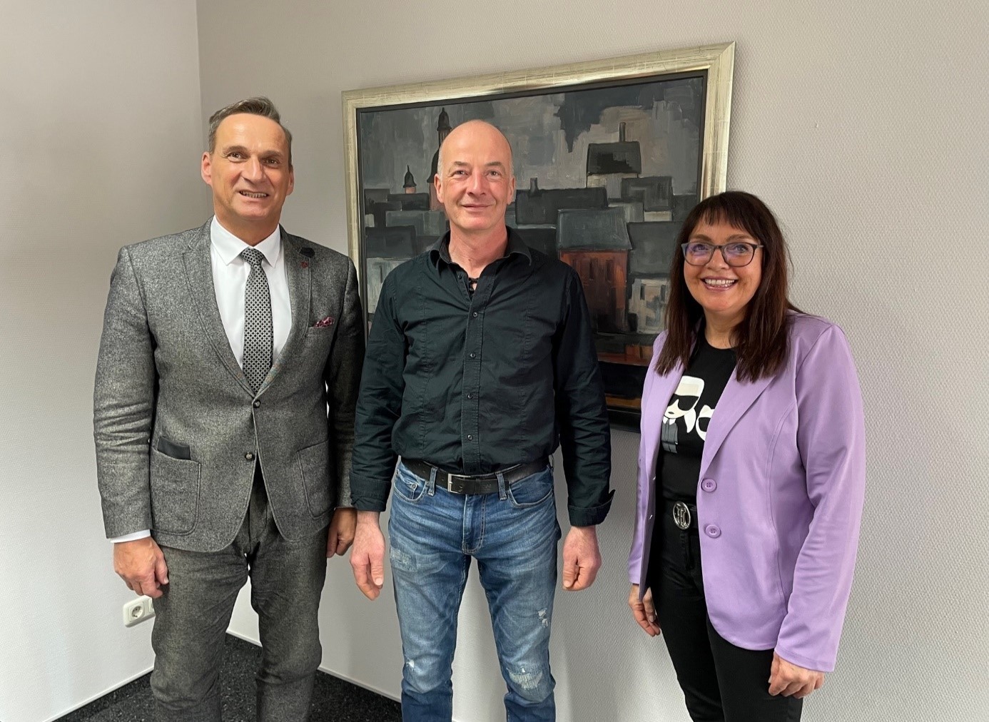 Bürgermeister Joachim Rodenkirch begrüßte den neuen Kollegen Markus Schleidweiler und wünschte ihm für seine künftigen Aufgaben viel Erfolg. Den Glückwünschen schloss sich die Personalratsvorsitzende Christiane Schmitz-Hayer gerne an.