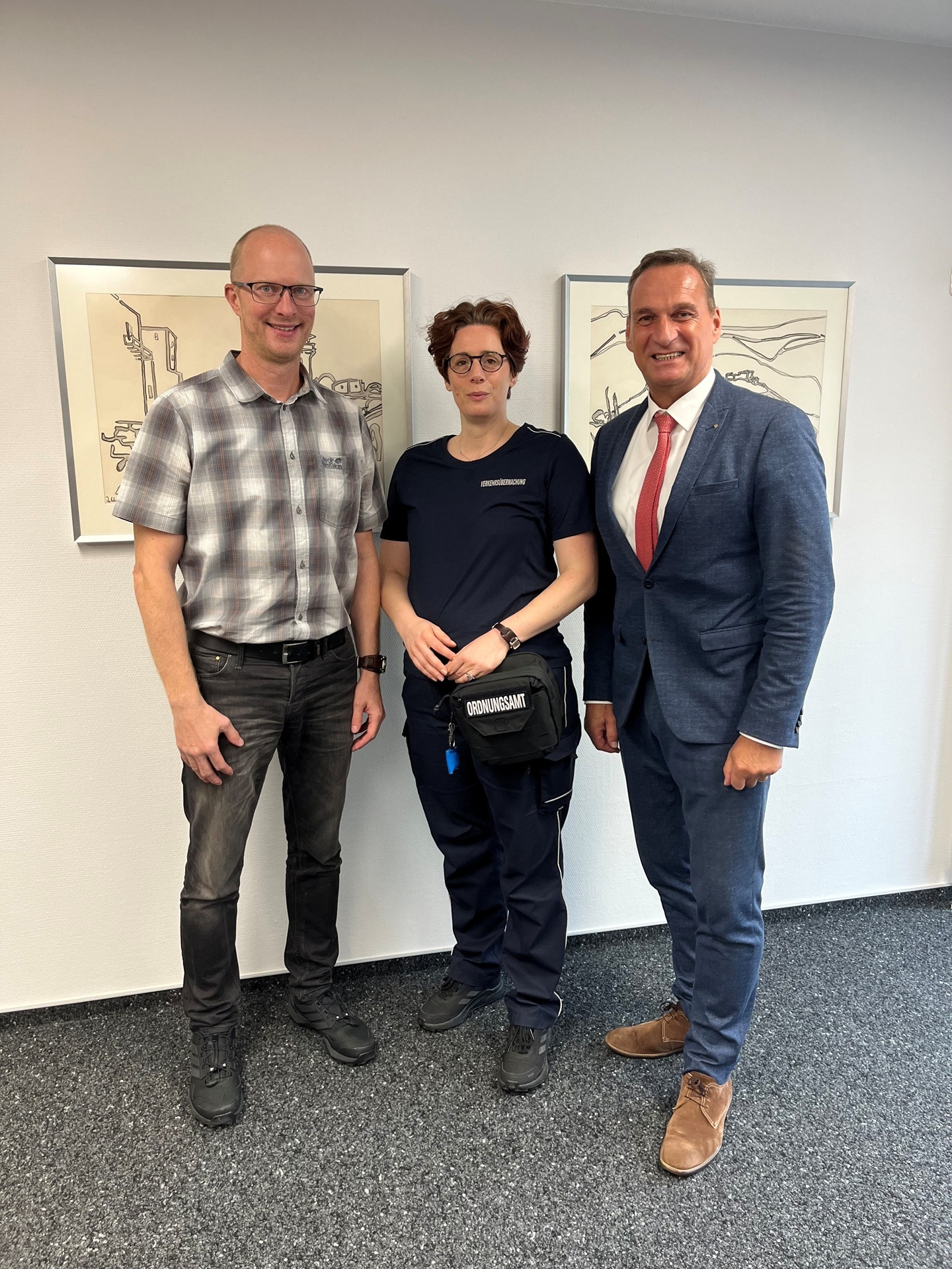 Im Rahmen einer kleinen Feierstunde am 4. August 2025 erfolgte die Bestellung von Frau Sabine Orth zur Hilfspolizeibediensteten durch Bürgermeister Joachim Rodenkirch in Anwesenheit des Fachbereichsleiters Jan Mußweiler (1.v.l.).