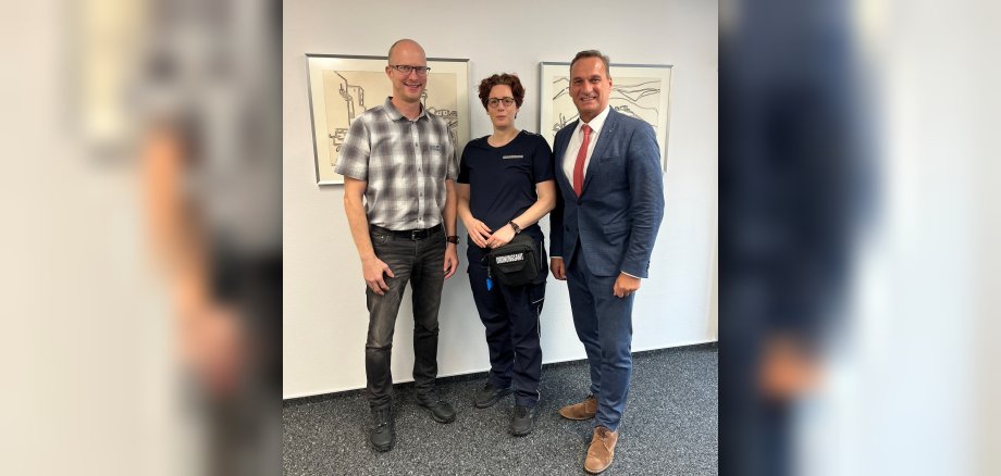 Im Rahmen einer kleinen Feierstunde am 4. August 2025 erfolgte die Bestellung von Frau Sabine Orth zur Hilfspolizeibediensteten durch Bürgermeister Joachim Rodenkirch in Anwesenheit des Fachbereichsleiters Jan Mußweiler (1.v.l.).
