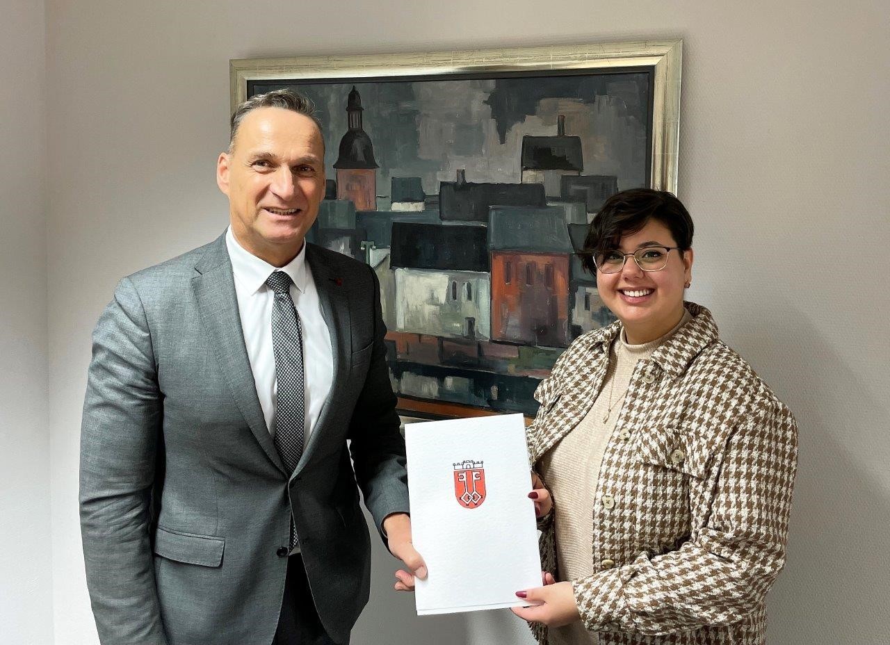 Bürgermeister Joachim Rodenkirch überreichte Malika Safari die Ernennungsurkunde in einer kleinen Feierstunde in Anwesenheit des Büroleiters Rainer Stöckicht und des Fachbereichsleiters Jan Mußweiler,