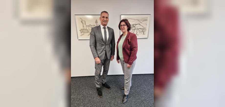 Antrittsbesuch Dr. Tamara Breitbach Bürgermeisterin VG Thalfang Das Foto zeigt Bürgermeister Rodenkirch mit seiner Amtskollegin Dr. Tamara Breitbach.
