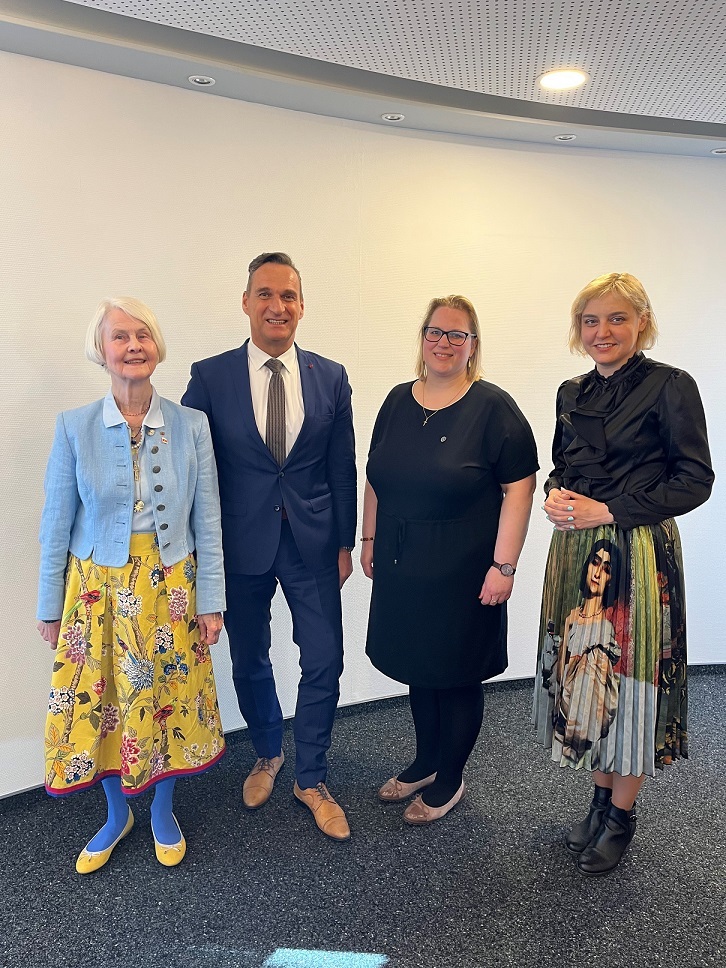 Katrin Bornmüller (links), Jugita Samoskiene (2.v.r.) und Olga Karatch (rechs) berichten Bürgermeister Joachim Rodenkirch von den Flüchtlingen in Litauen (Foto: Theresia Rodenkirch).
