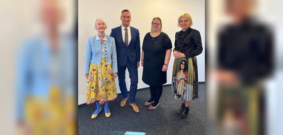 Katrin Bornmüller (links), Jugita Samoskiene (2.v.r.) und Olga Karatch (rechs) berichten Bürgermeister Joachim Rodenkirch von den Flüchtlingen in Litauen (Foto: Theresia Rodenkirch).