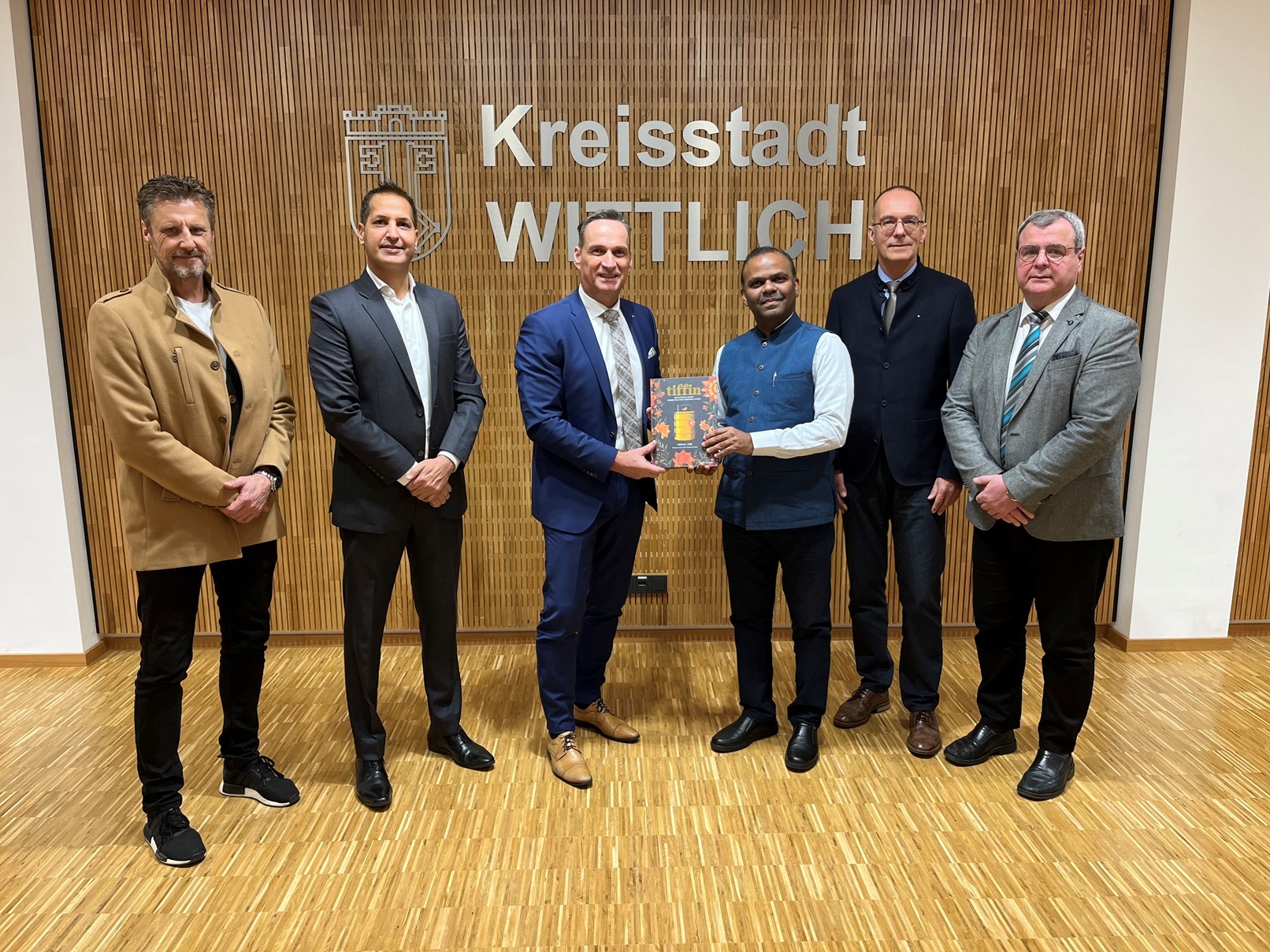 Im Bild v.l.n.r.: Wirtschaftsförderer Rainer Wener, Konsul Vinod Kumar, Bürgermeister Joachim Rodenkirch, Indischer Generalkonsul B.S. Mubarak sowie Frank Weigelt und Konrad Becker, Vorsitzende des Wirtschaftskreises Bernkastel-Wittlich e.V. 