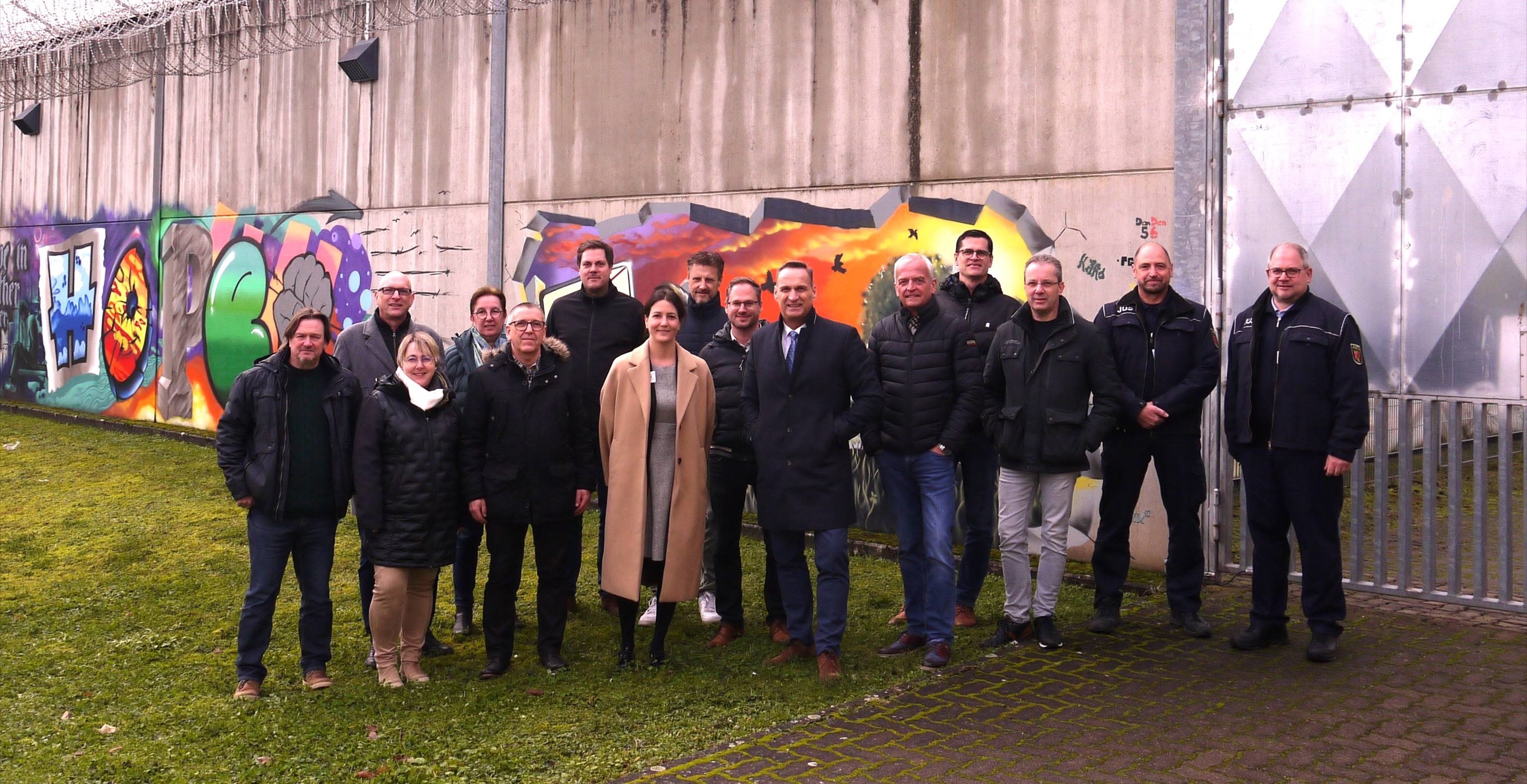 Anna Kohlhaas, stellvertretende Anstaltsleiterin der Jugendstrafanstalt (vordere Reihe 4.v.l.) führte Bürgermeister Joachim Rodenkirch und die Mitarbeiter der Stadtverwaltung durch die Jugendstrafanstalt Wittlich.