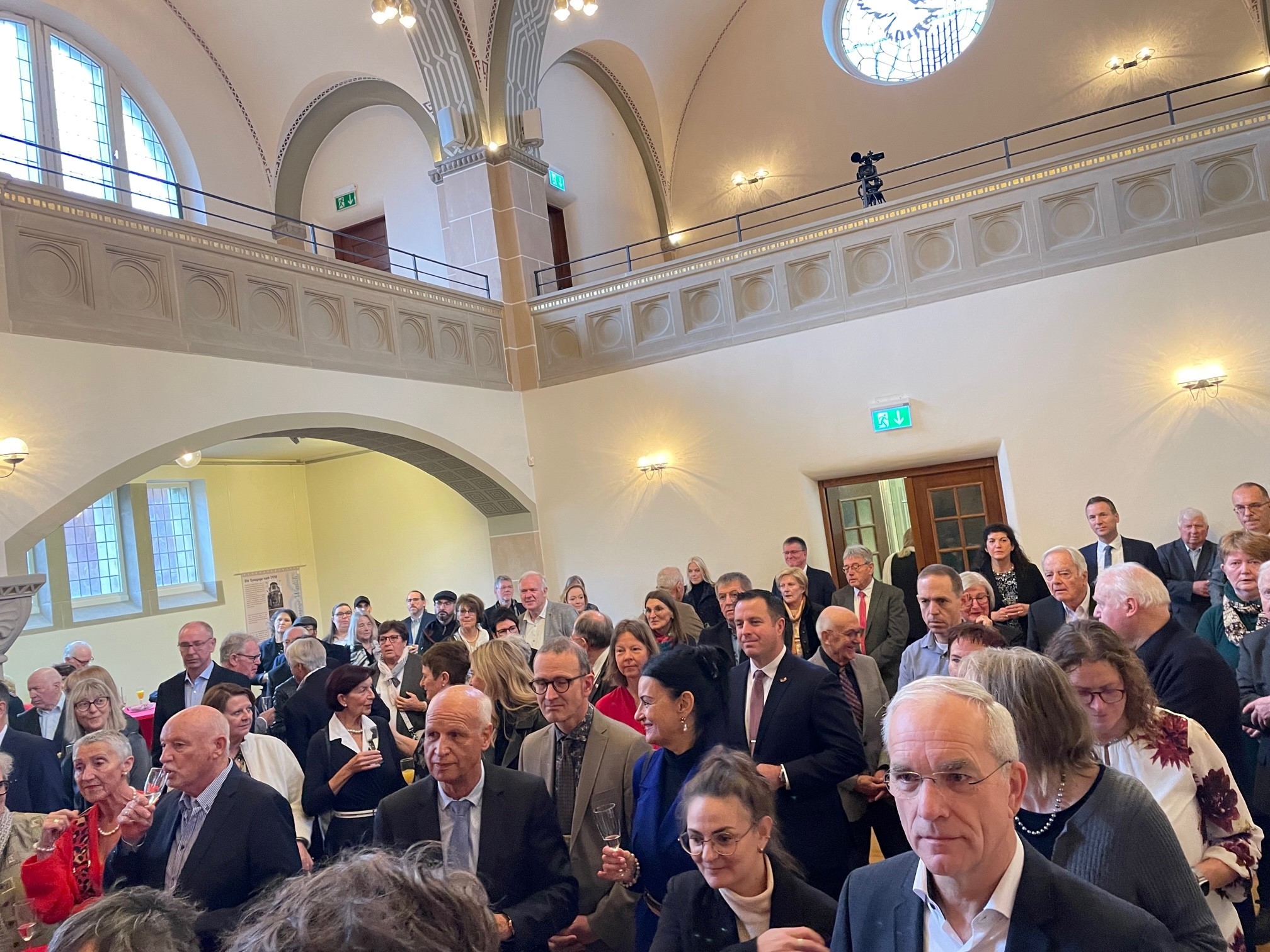 Blick in die gut gefüllte ehemalige Synagoge am Neujahrsmorgen 