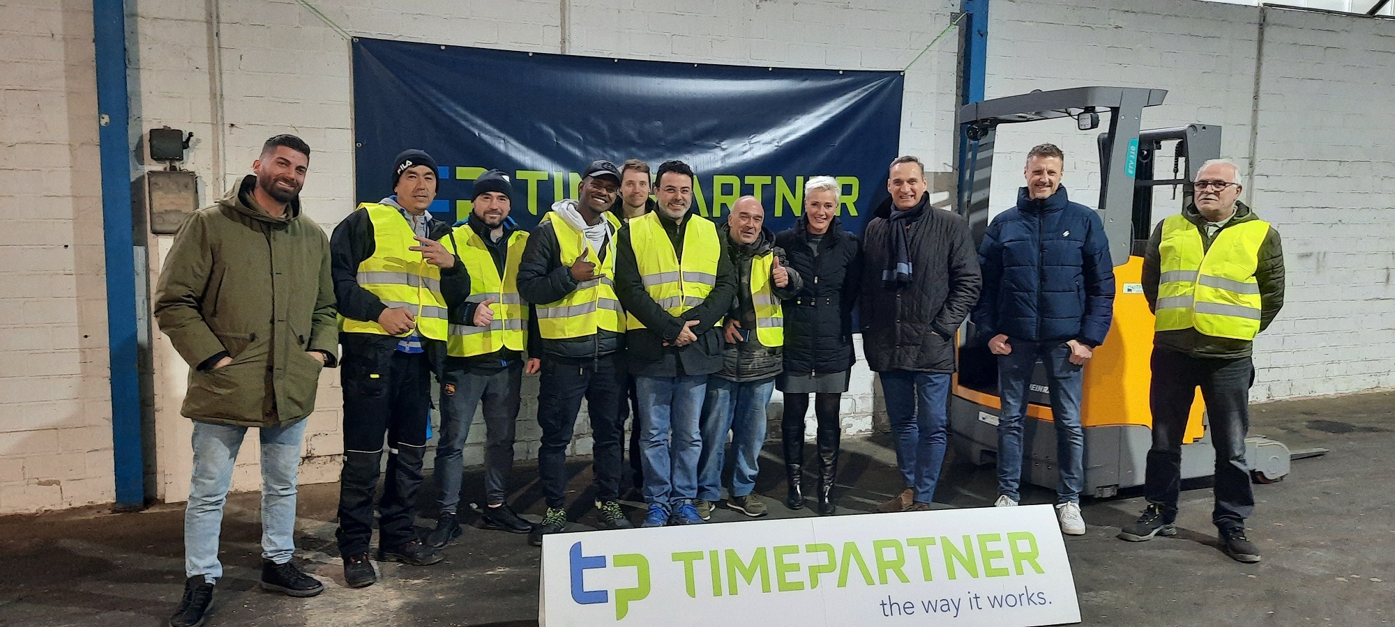 Brigitte Erang, Bilal Turan und die Teilnehmer der Fortbildungsveranstaltung Flurförderfahrzeuge beim Besuch von Bürgermeister Joachim Rodenkirch und Fachbereichsleiter Rainer Wener von der Wirtschaftsförderung der Stadt Wittlich 