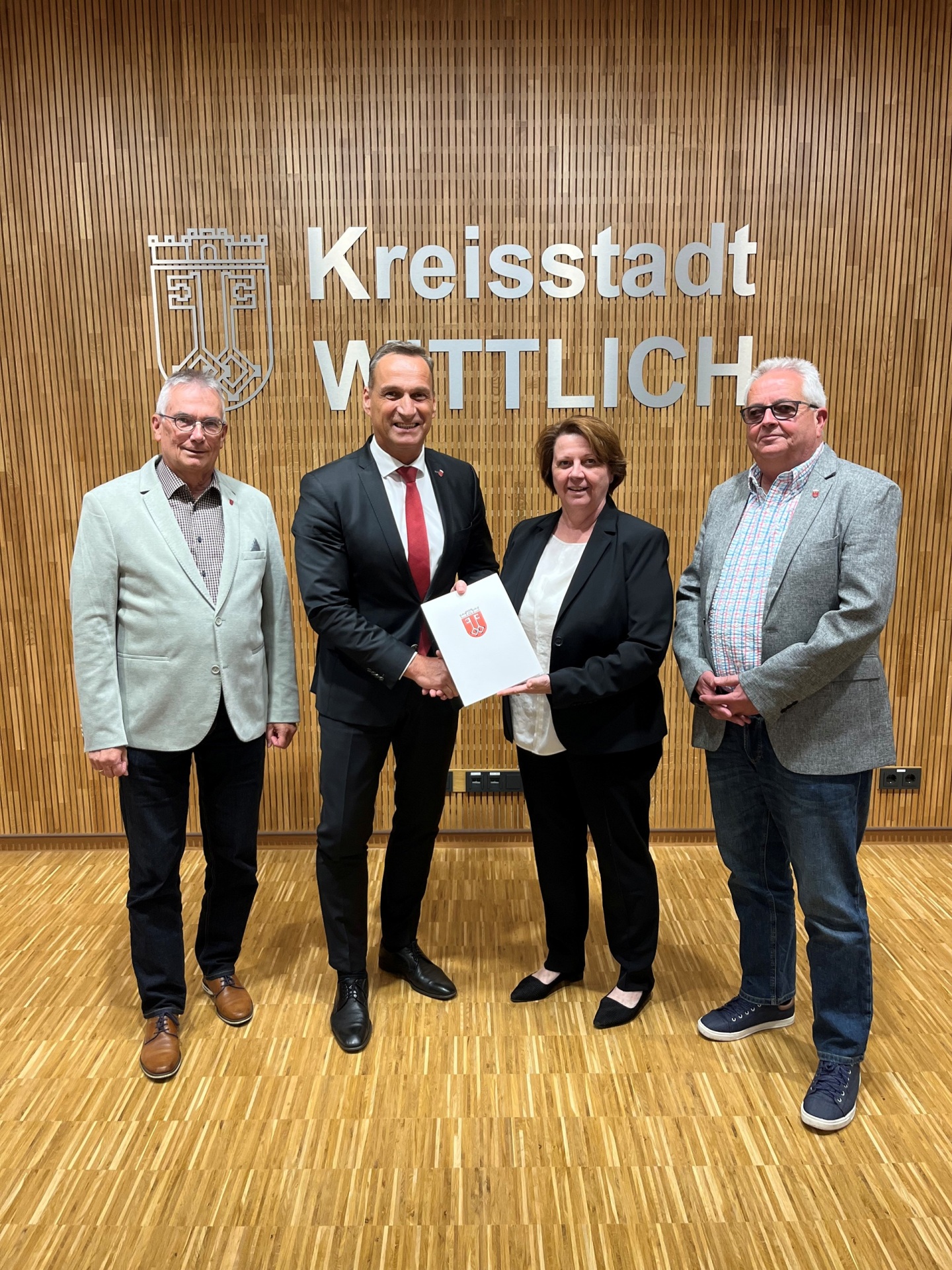 Das Foto zeigt Bürgermeister Rodenkirch bei der Übergabe der Ernennungsurkunde durch Erste Beigeordnete Meurer. Ebenfalls abgebildet sind die weiteren Beigeordneten der Stadt Wittlich Harald Fau und Joachim Gerke.