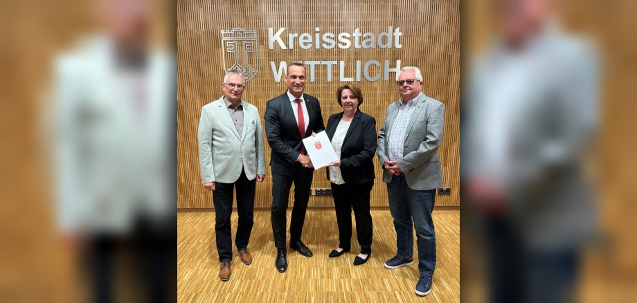 Das Foto zeigt Bürgermeister Rodenkirch bei der Übergabe der Ernennungsurkunde durch Erste Beigeordnete Meurer. Ebenfalls abgebildet sind die weiteren Beigeordneten der Stadt Wittlich Harald Fau und Joachim Gerke.