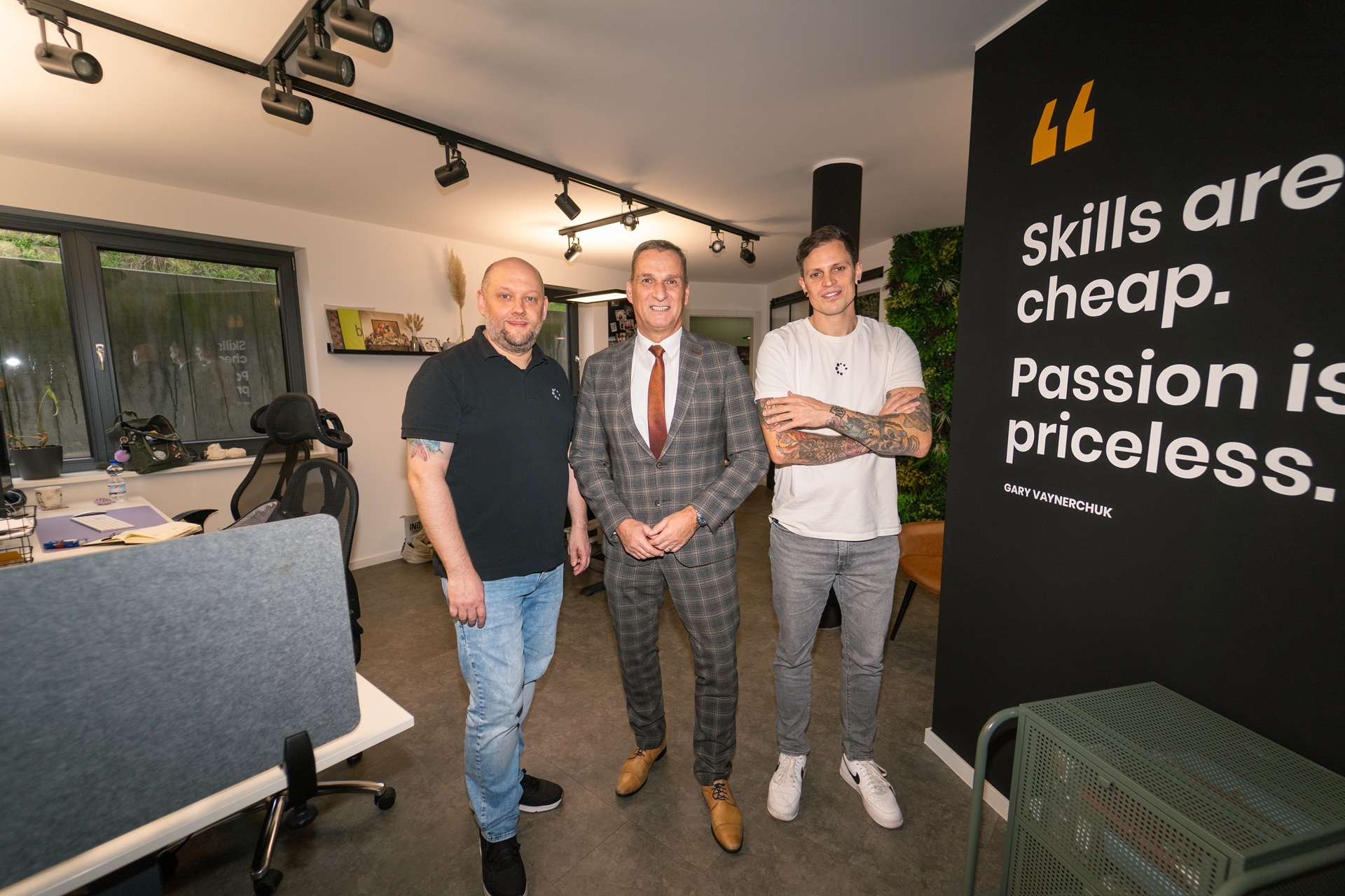 Das Foto zeigt Bürgemeister Rodenkirch mit den beiden Geschäftsführern Timo Schweiger und Steven Megerle.