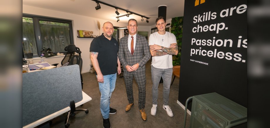 Das Foto zeigt Bürgemeister Rodenkirch mit den beiden Geschäftsführern Timo Schweiger und Steven Megerle.