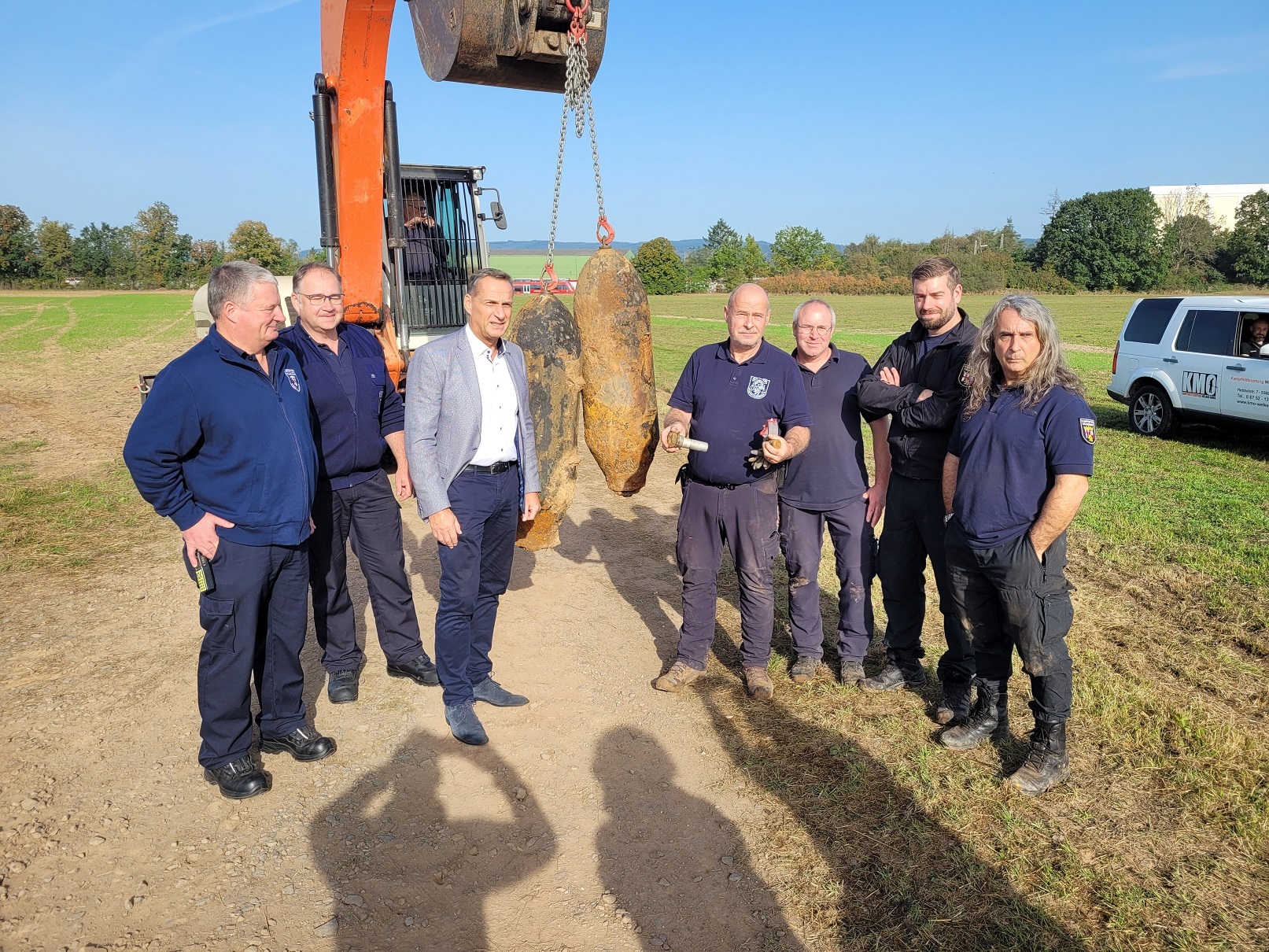 Freuen sich über die gelungene Entschärfung der beiden Weltkriegsbomben: Das Team des Kampfmittelräumdienstes, Bürgermeister Joachim Rodenkirch, Martin Schmidt und Stephan Monzel von der Feuerwehr Wittlich 