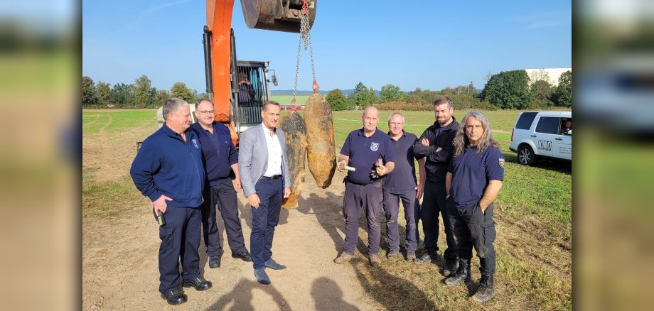 Freuen sich über die gelungene Entschärfung der beiden Weltkriegsbomben: Das Team des Kampfmittelräumdienstes, Bürgermeister Joachim Rodenkirch, Martin Schmidt und Stephan Monzel von der Feuerwehr Wittlich 