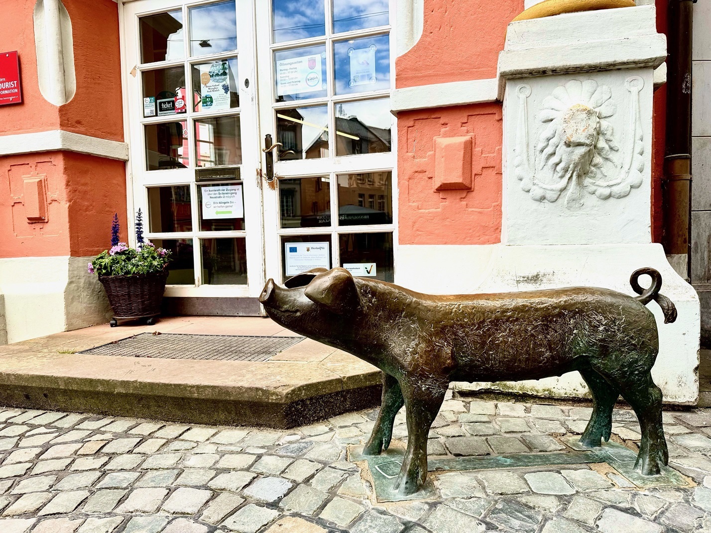 Das Foto zeigt das Bronzeschwein am Marktplatz.
