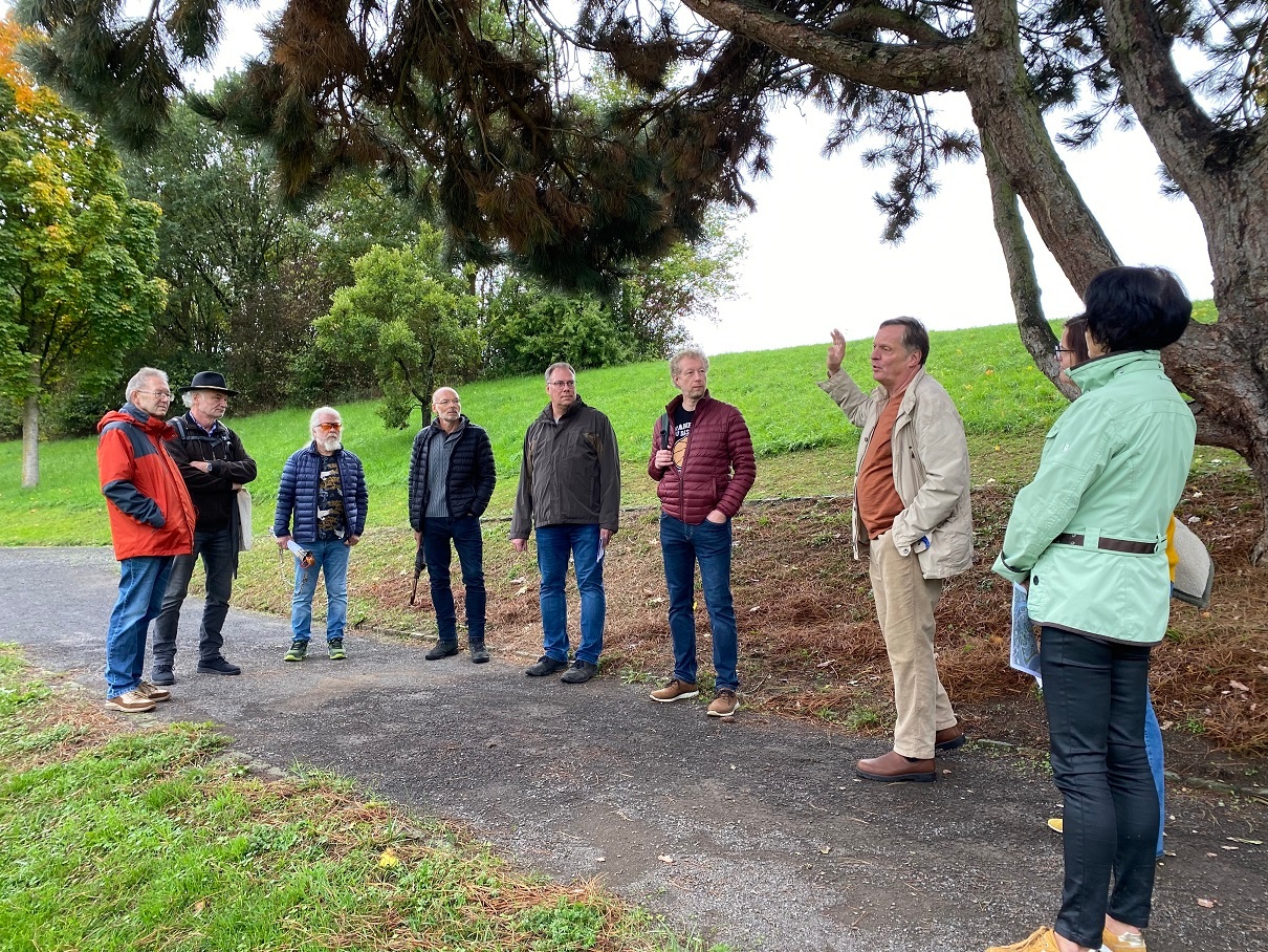 Das Foto zeig eine Gruppe von Personen, die durch den Stadtpark gehen und Ideen und Anregungen für eine künftige Gestaltung sammeln.