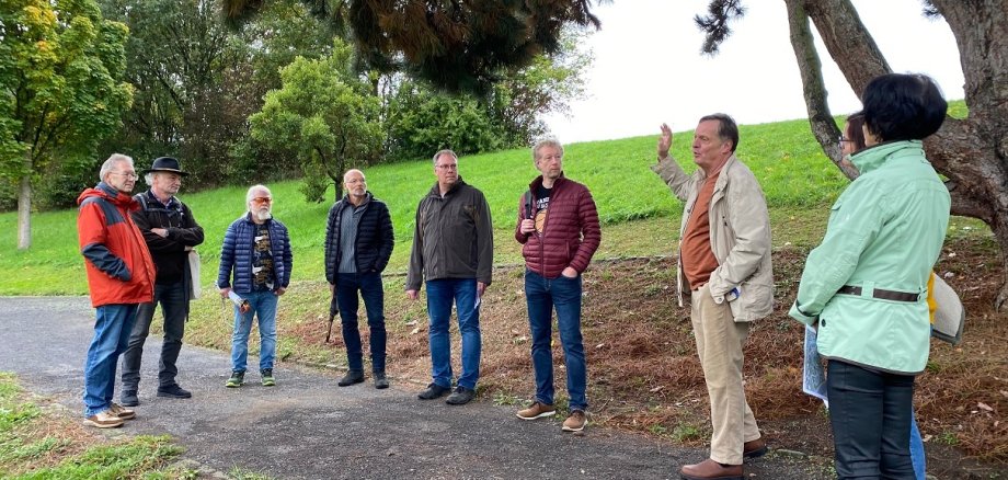 Das Foto zeig eine Gruppe von Personen, die durch den Stadtpark gehen und Ideen und Anregungen für eine künftige Gestaltung sammeln.