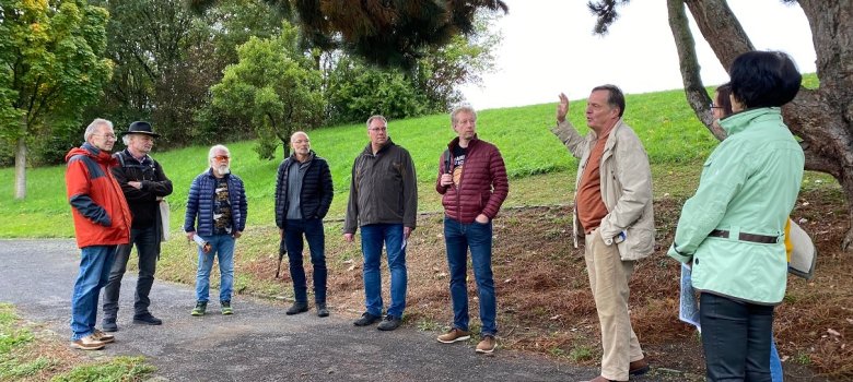 Das Foto zeig eine Gruppe von Personen, die durch den Stadtpark gehen und Ideen und Anregungen für eine künftige Gestaltung sammeln.