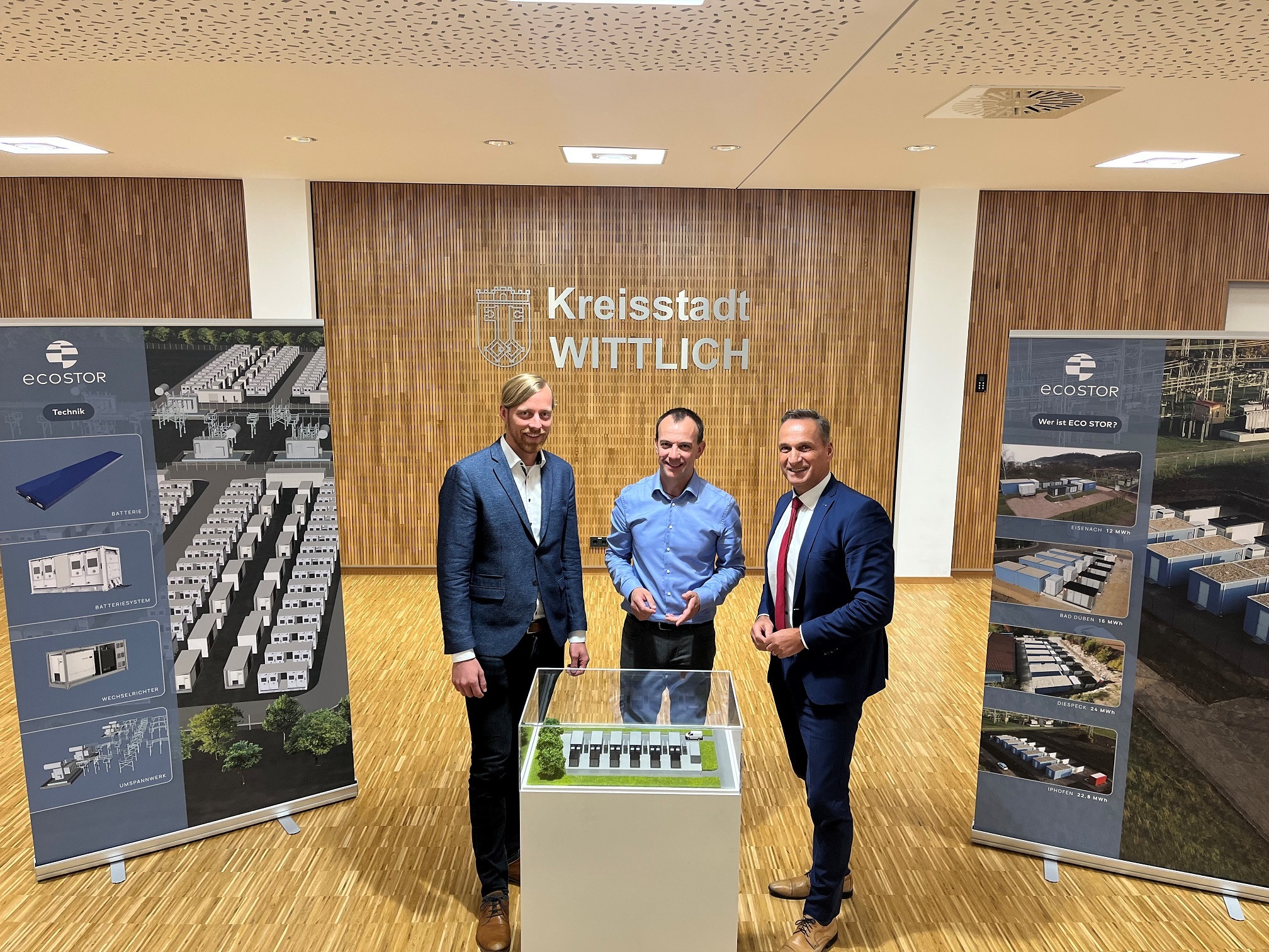 Das Foto zeigt Bürgermeister Rodenkirch mit dem Geschäftsführer der ECO STOR GmbH, Georg Gallmetzer und Felix Forster, Teamleiter Projektentwicklung ECO STOR, mit einem Modell der Batteriespeicher.