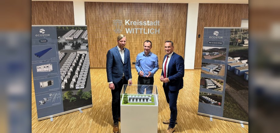 Das Foto zeigt Bürgermeister Rodenkirch mit dem Geschäftsführer der ECO STOR GmbH, Georg Gallmetzer und Felix Forster, Teamleiter Projektentwicklung ECO STOR, mit einem Modell der Batteriespeicher.