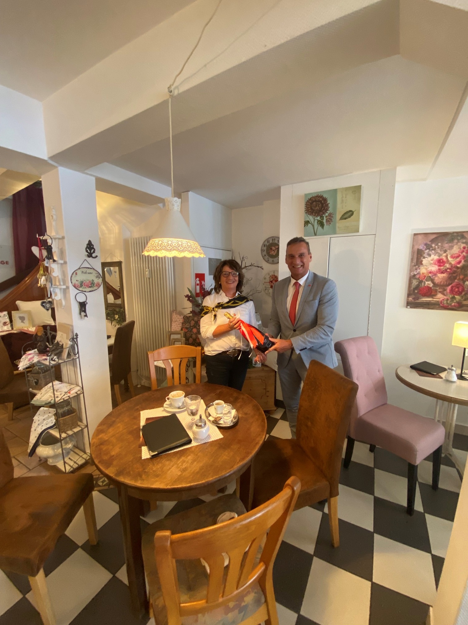 Bürgermeister Joachim Rodenkirch gratuliert Astrid Jakoby zum zehnjährigen Jubiläum 