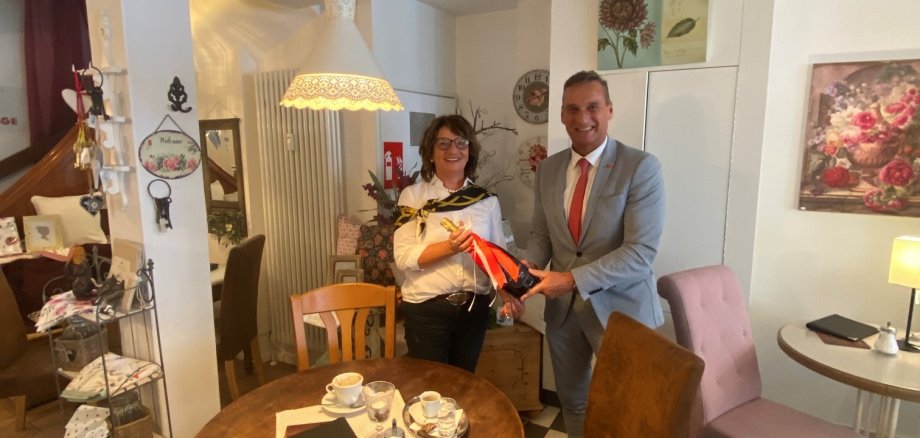 Bürgermeister Joachim Rodenkirch gratuliert Astrid Jakoby zum zehnjährigen Jubiläum 