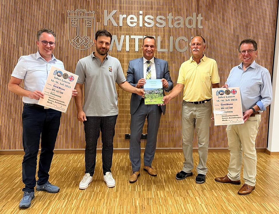 Matthias Linden, Sebastian Klein, Joachim Rodenkirch, Erich Gerten, Joachim Schiffer mit der neuen Chronik und dem Plakat.