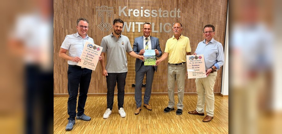 Matthias Linden, Sebastian Klein, Joachim Rodenkirch, Erich Gerten, Joachim Schiffer mit der neuen Chronik und dem Plakat.