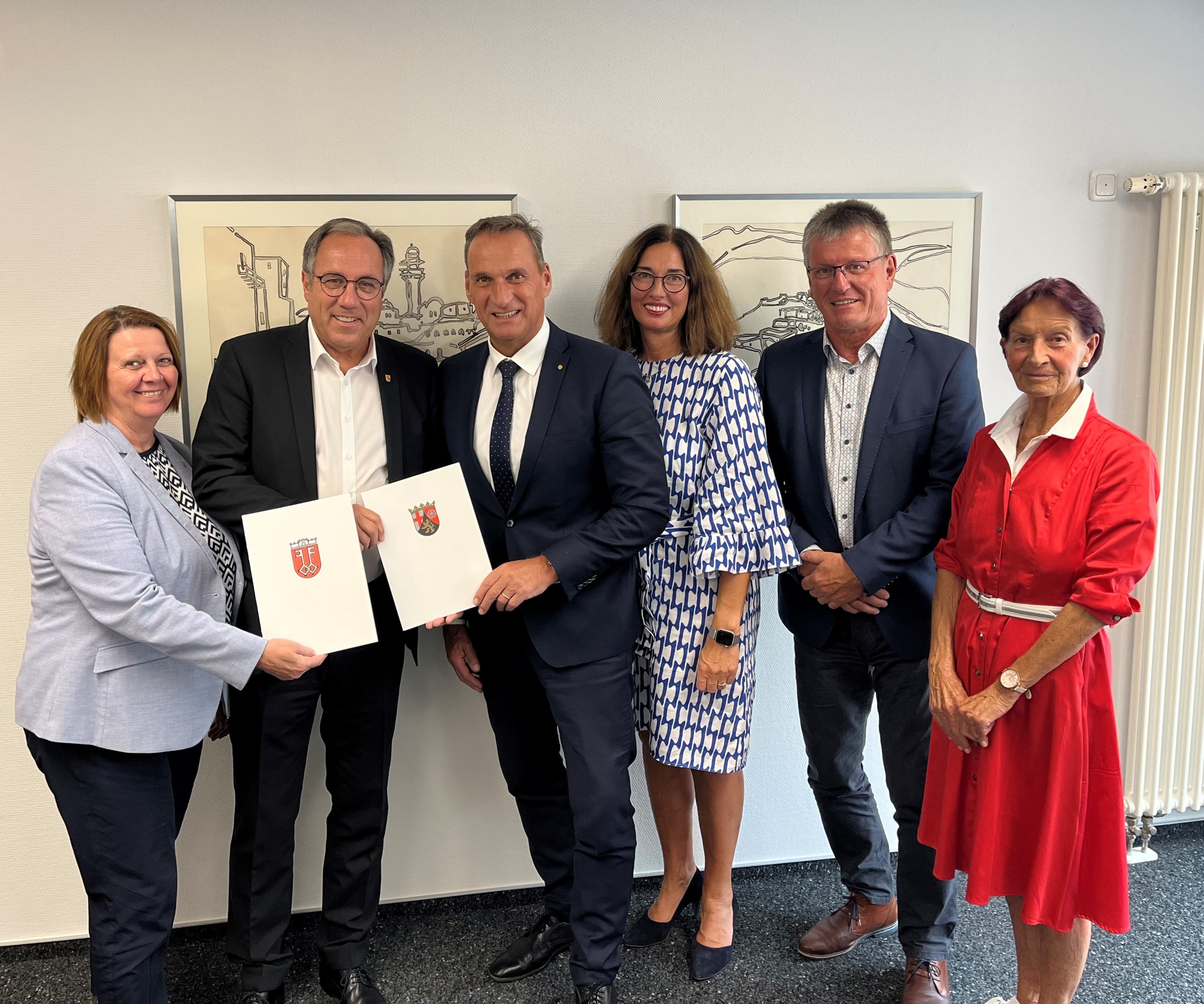 v. l. n. r. Erste Beigeordnete Elfriede Meurer, Landrat Gregor Eibes, Bürgermeister Joachim Rodenkirch, Theresia Rodenkirch, Beigeordneter Michael Wagner und Beigeordnete Elfriede Marmann