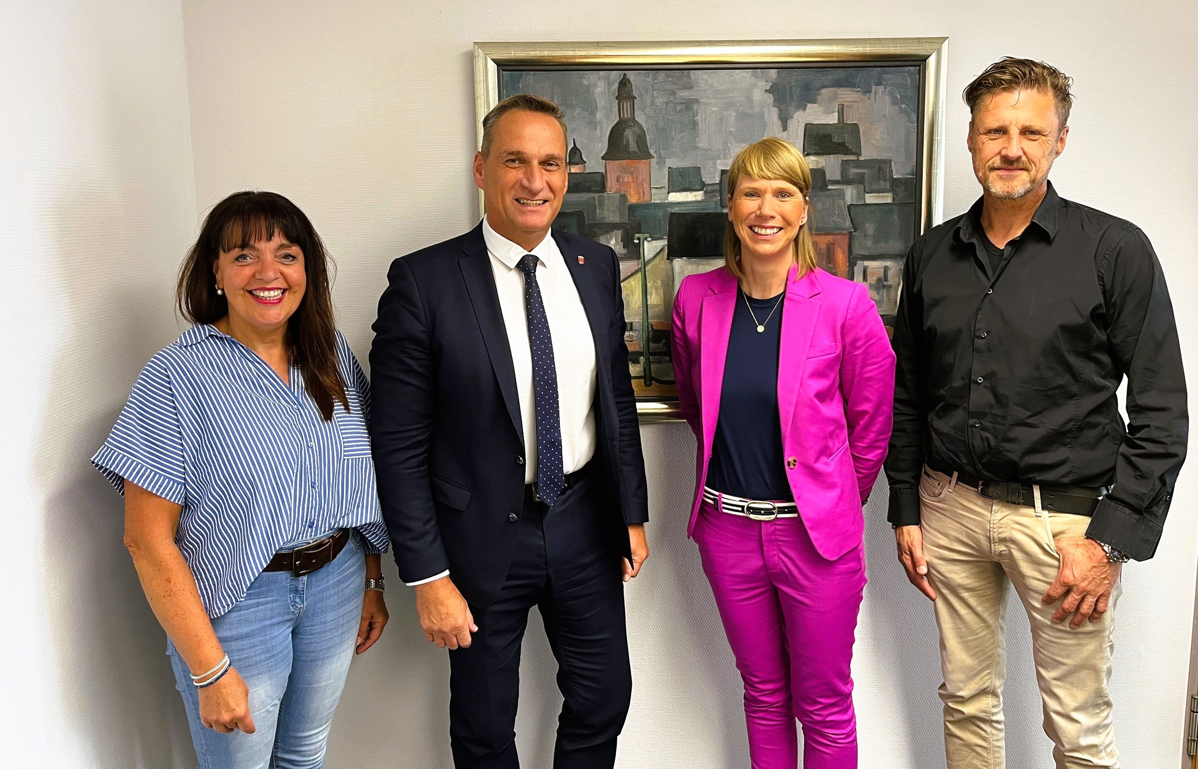 Bürgermeister Rodenkirch gratulierte Diana Gerhards (Mitte) zu ihrem langjährigen Werdegang im öffentlichen Dienst. Der Gratulation schloss sich der Fachbereichsleiter III Rainer Wener (rechts) sowie die Personalratsvorsitzende Christiane Schmitz-Hayer (links) gerne an 