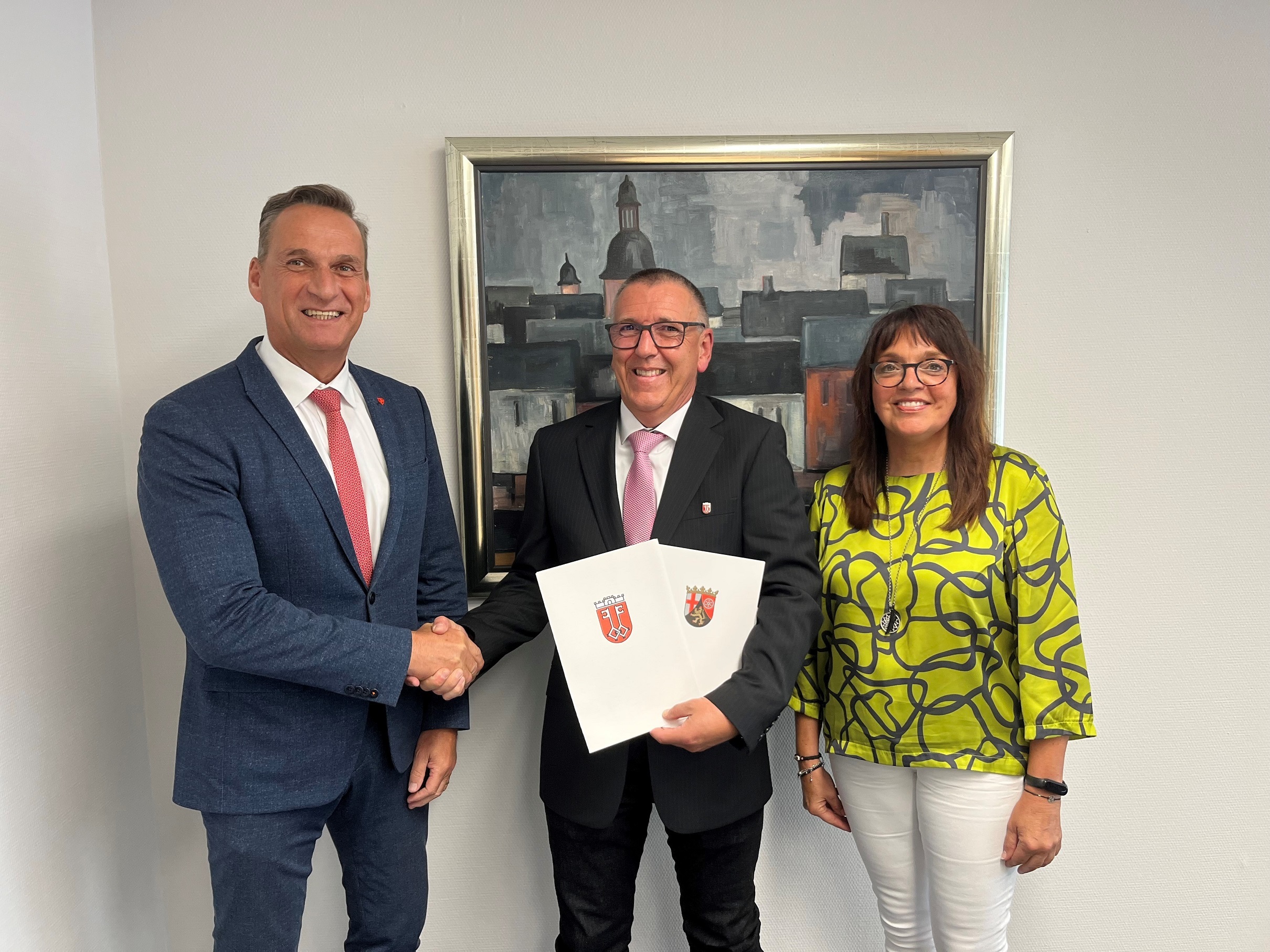 Bürgermeister Rodenkirch gratuliert Hans Hansen (Mitte) zum 40-jährigen Dienstjubiläum. Der Gratulation schloss sich die Personalratsvorsitzende Christian Schmitz-Hayer gerne an.