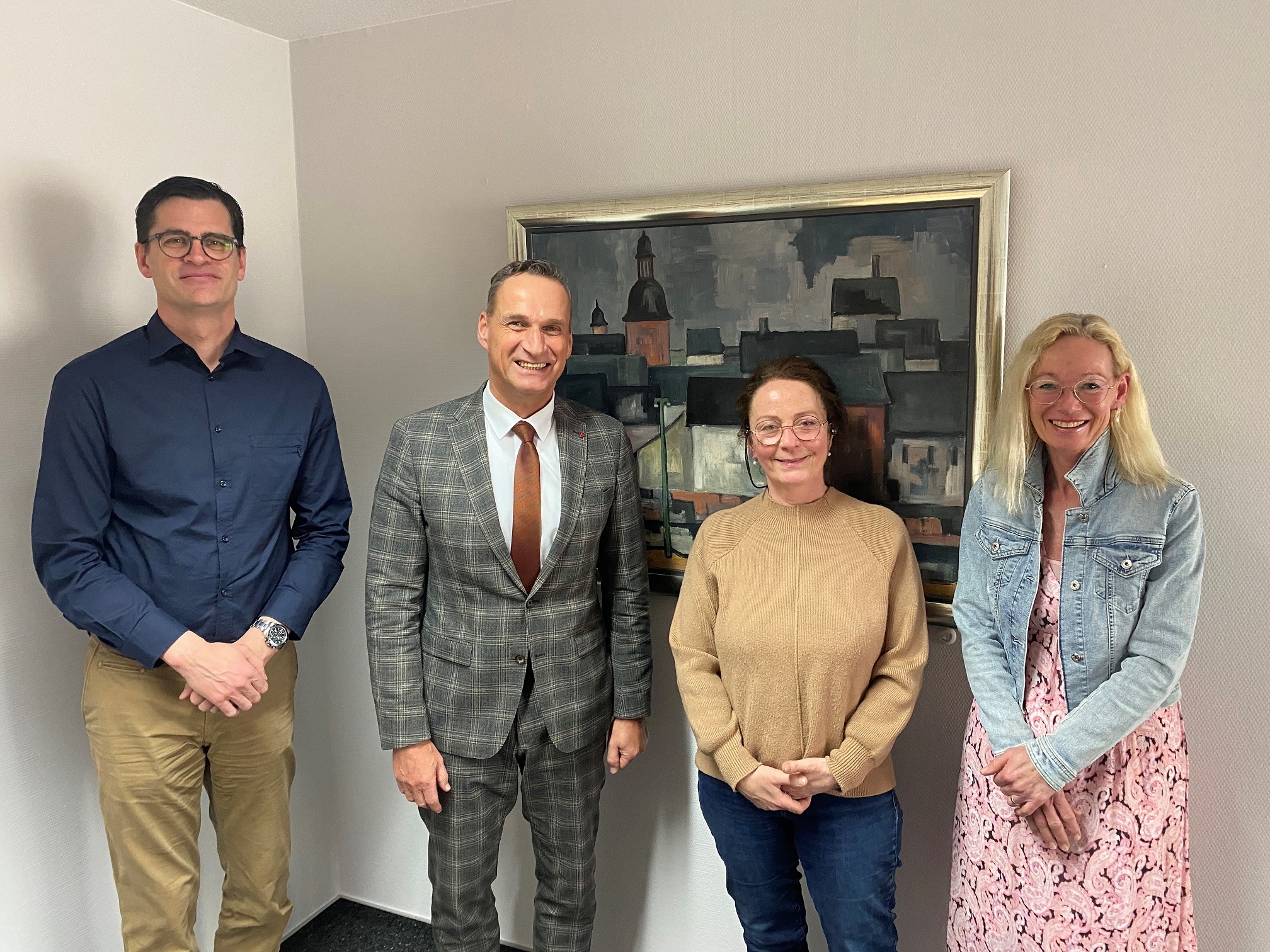 Bürgermeister Joachim Rodenkirch gratulierte Hildegard Dahl zum 25-jährigen Dienstjubiläum. Der Gratulation schloss sich der Sachgebietsleiter Michael Schmitt sowie die stellvertretende Personalratsvorsitzende Petra Hoffmann gerne an. 