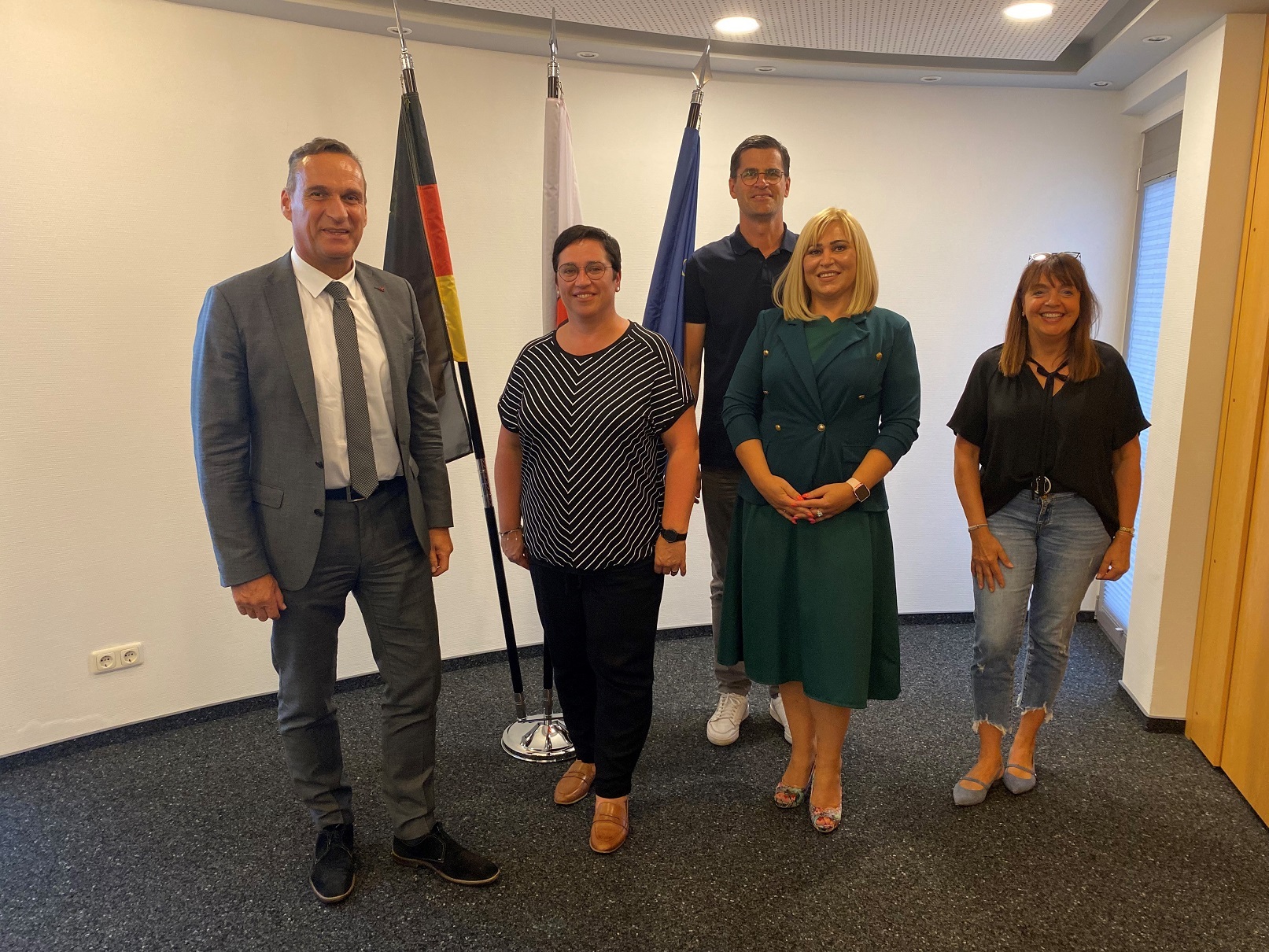 Bürgermeister Joachim Rodenkirch(l.) gratulierte Sonja Lauterborn-Pickart gemeinsam mit Xenia Fischer-Ehrlich, Michael Schmitt und Christiane Schmitz-Hayer zum 25-jähriges Dienstjubiläum.