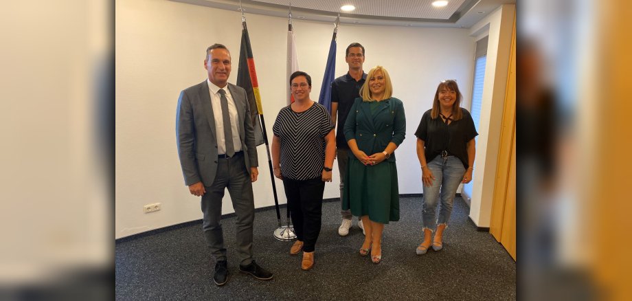 Bürgermeister Joachim Rodenkirch(l.) gratulierte Sonja Lauterborn-Pickart gemeinsam mit Xenia Fischer-Ehrlich, Michael Schmitt und Christiane Schmitz-Hayer zum 25-jähriges Dienstjubiläum.