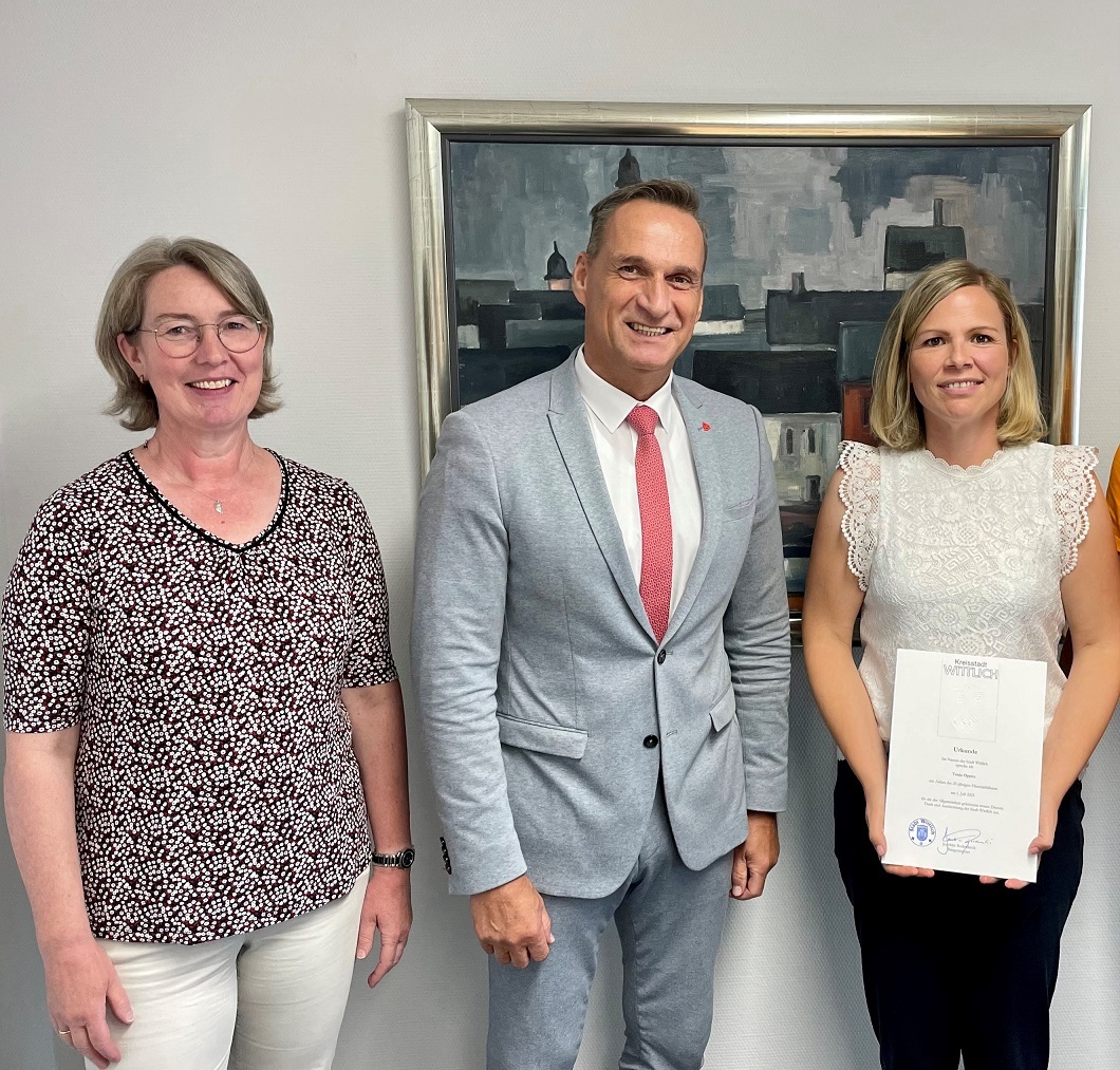 Bürgermeister Joachim Rodenkirch gratulierte Tanja Oppitz (1. v. r.) zum 25-jährigen Dienstjubiläum. Der Gratulation schloss sich die Vertreterin des Personalrats Sylvia Schmitt (1. v. l.) gerne an.