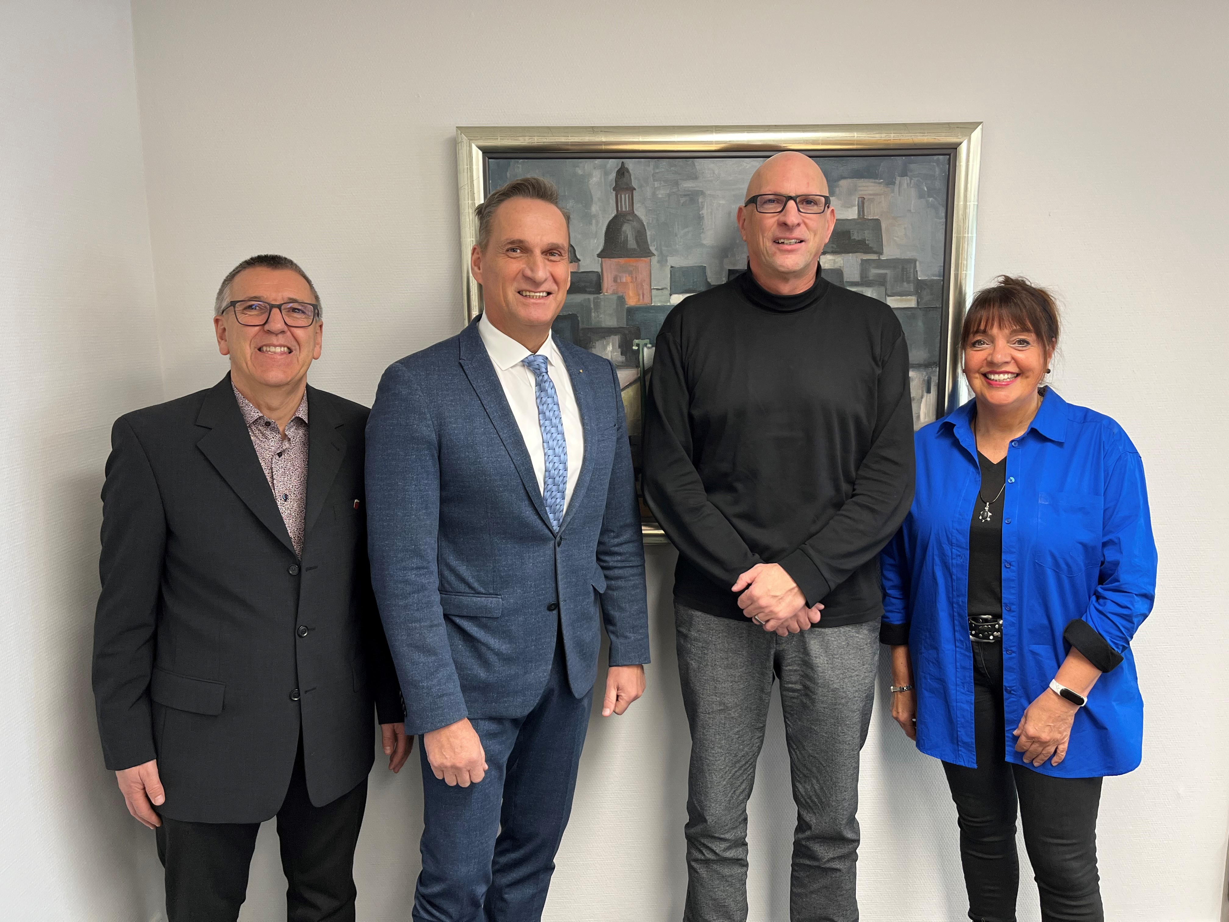 Bürgermeister Rodenkirch (2.v.l.) gratulierte Thomas Eldagsen (2.v.r.) zum 25-jährigen Dienstjubiläum. Der Gratulation schloss sich der Fachbereichsleiter Hans Hansen (1. v. l.) sowie die Personalratsvorsitzende Christiane Schmitz-Hayer (1. v. r.) gerne an.