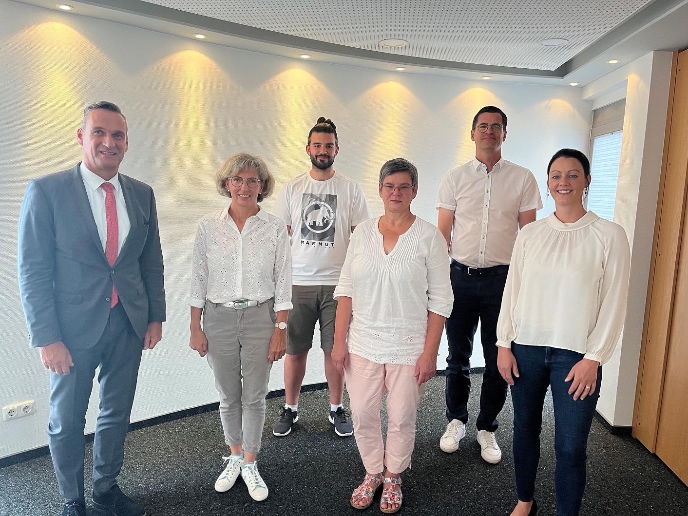 Bürgermeister Joachim Rodenkirch(l.) gratulierte Michaela von Bönninghausen (2.v.l.) und Marlies Rohlinger (2.v.r.) gemeinsam mit Wera Wahl (r.), Michael Schmitt (hinten r.) und Robin Becker zum 25-jähriges Dienstjubiläum