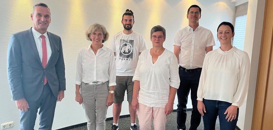 Bürgermeister Joachim Rodenkirch(l.) gratulierte Michaela von Bönninghausen (2.v.l.) und Marlies Rohlinger (2.v.r.) gemeinsam mit Wera Wahl (r.), Michael Schmitt (hinten r.) und Robin Becker zum 25-jähriges Dienstjubiläum