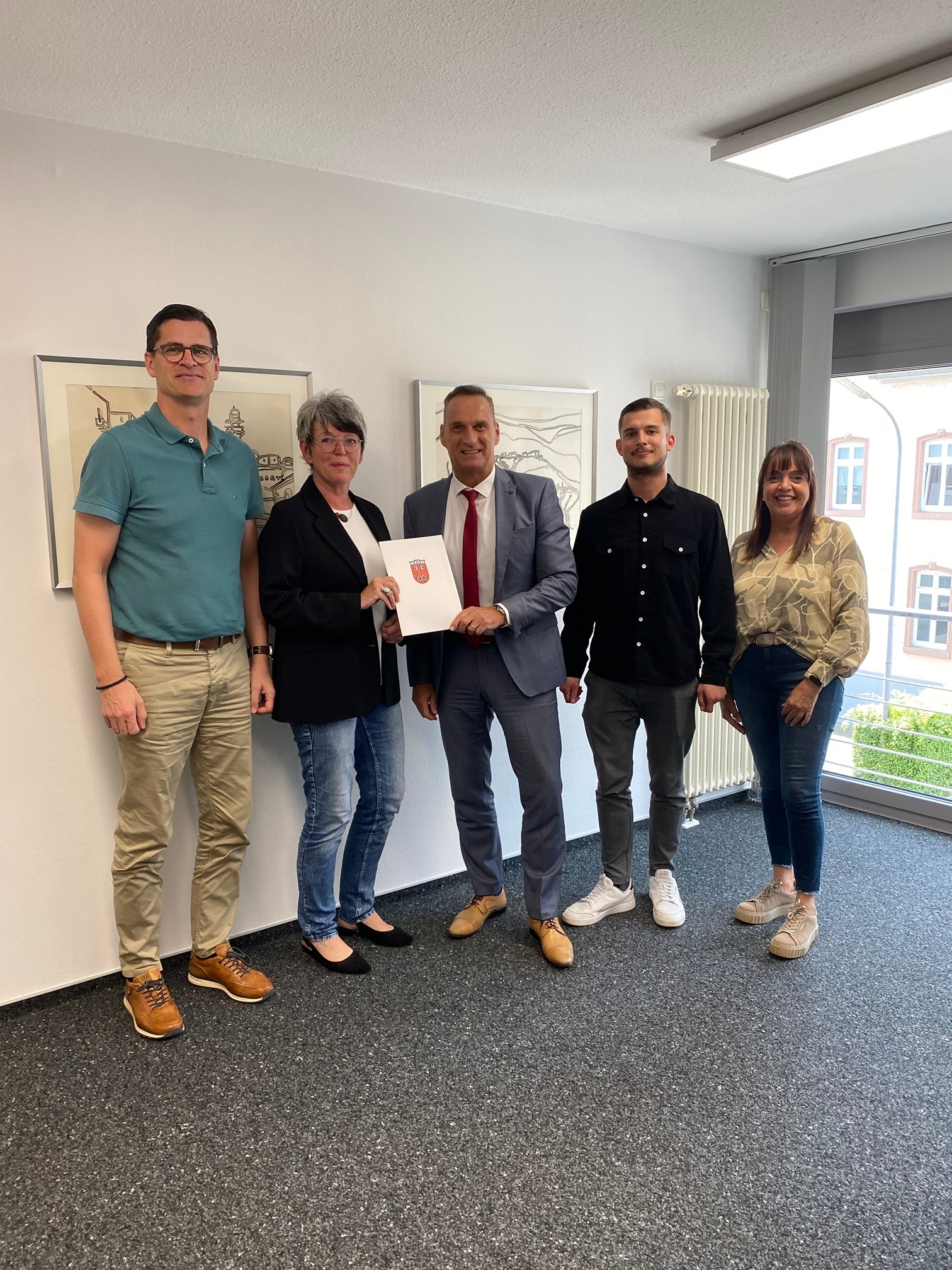 Das Foto zeigt Monika Wagner-Pauly bei der Überreichung der Urkunde zum 40-jährigen Dienstjubiläum durch Bürgermeister Rodenkirch.