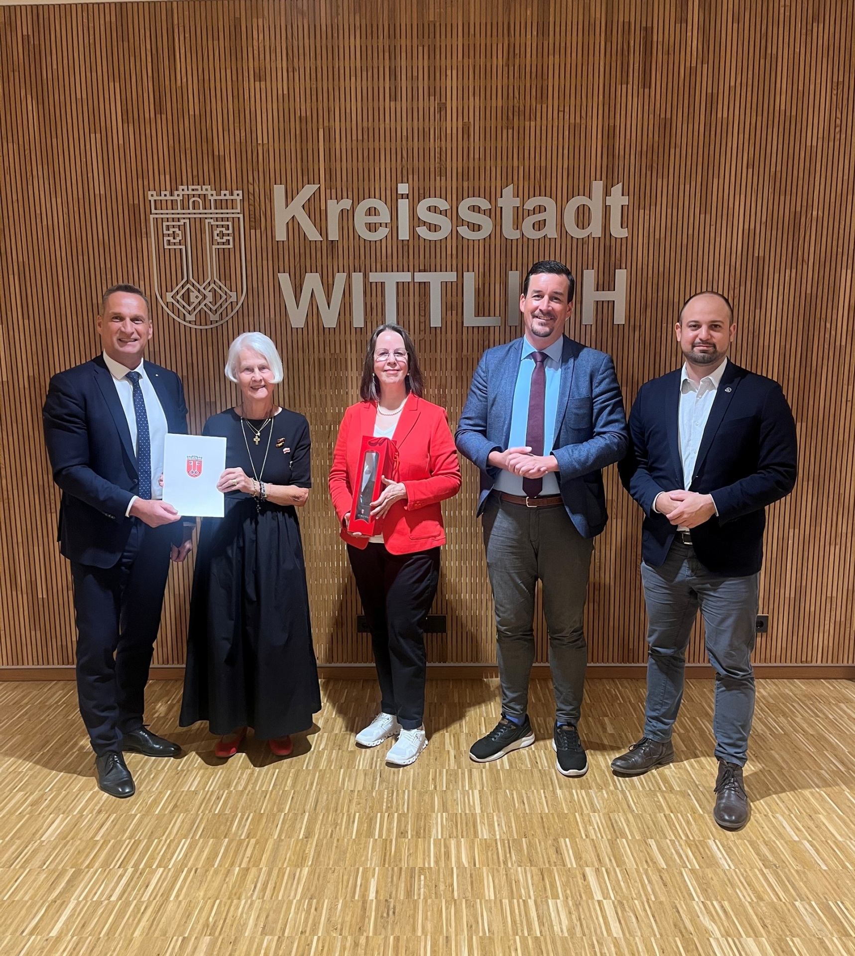 Das Foto zeigt Bürgermeister Rodenkirch bei der Verabschiedung von Katrin Bornmüller. Die Nachfolgerin Carmen Jondral-Schuler und Vertreter von IGFM sind ebenfalls abgebildet.