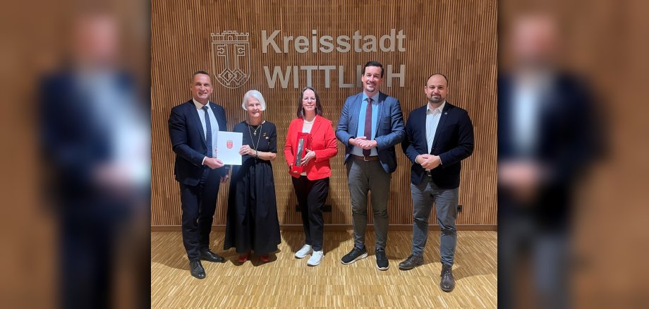Das Foto zeigt Bürgermeister Rodenkirch bei der Verabschiedung von Katrin Bornmüller. Die Nachfolgerin Carmen Jondral-Schuler und Vertreter von IGFM sind ebenfalls abgebildet.