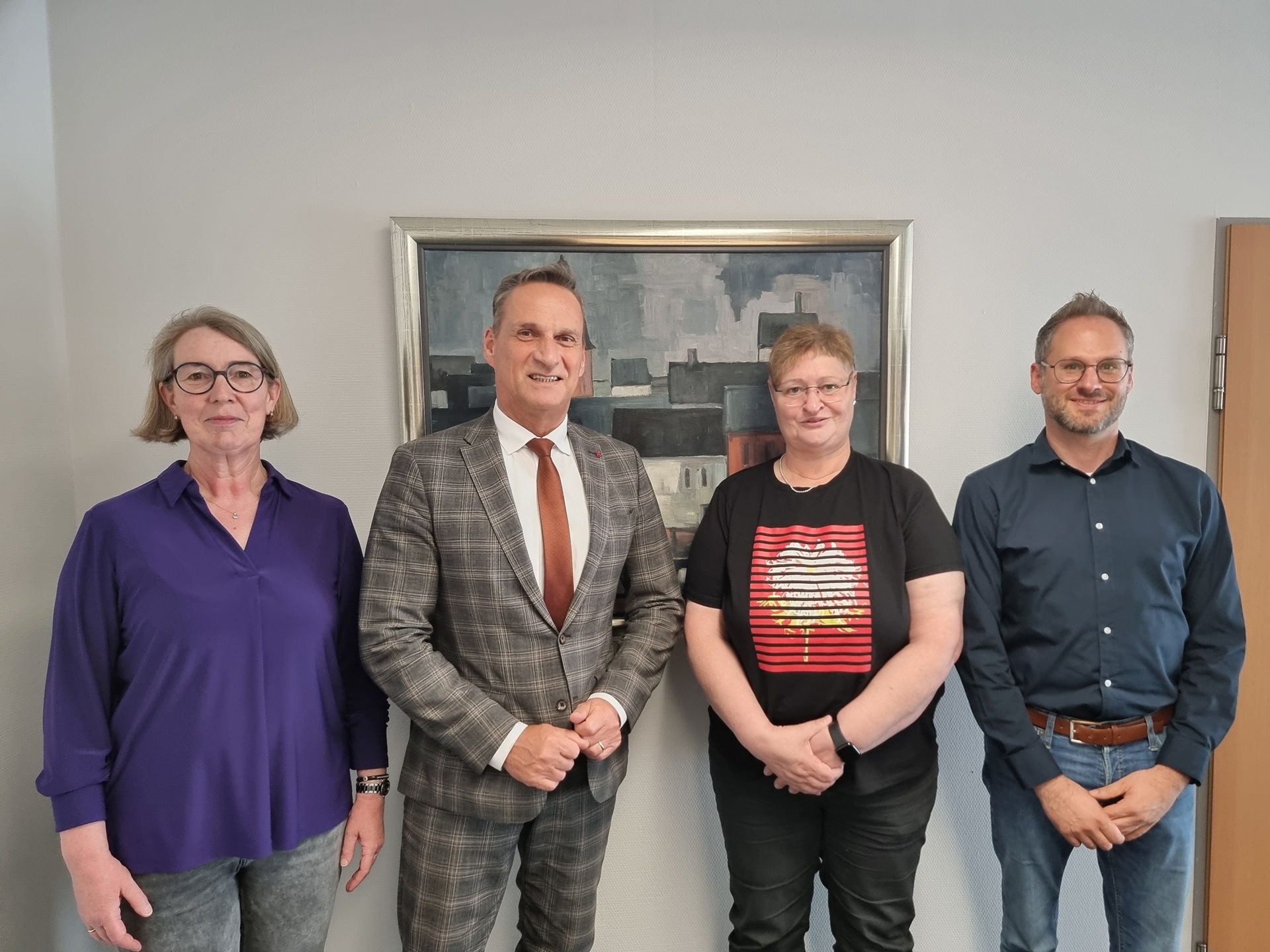 Das Foto zeigt Bürgermeister Rodenkirch mit Vertretern der Stadt bei der Begrüßung der neuen Mitarbeitern Sabine Berg.