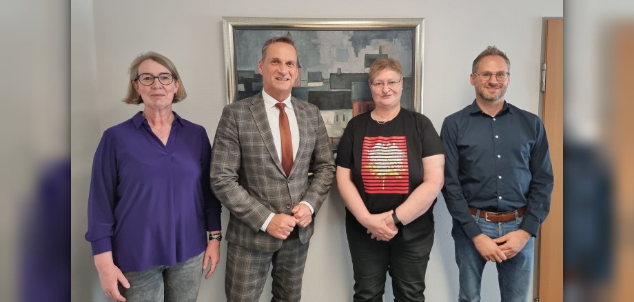 Das Foto zeigt Bürgermeister Rodenkirch mit Vertretern der Stadt bei der Begrüßung der neuen Mitarbeitern Sabine Berg.