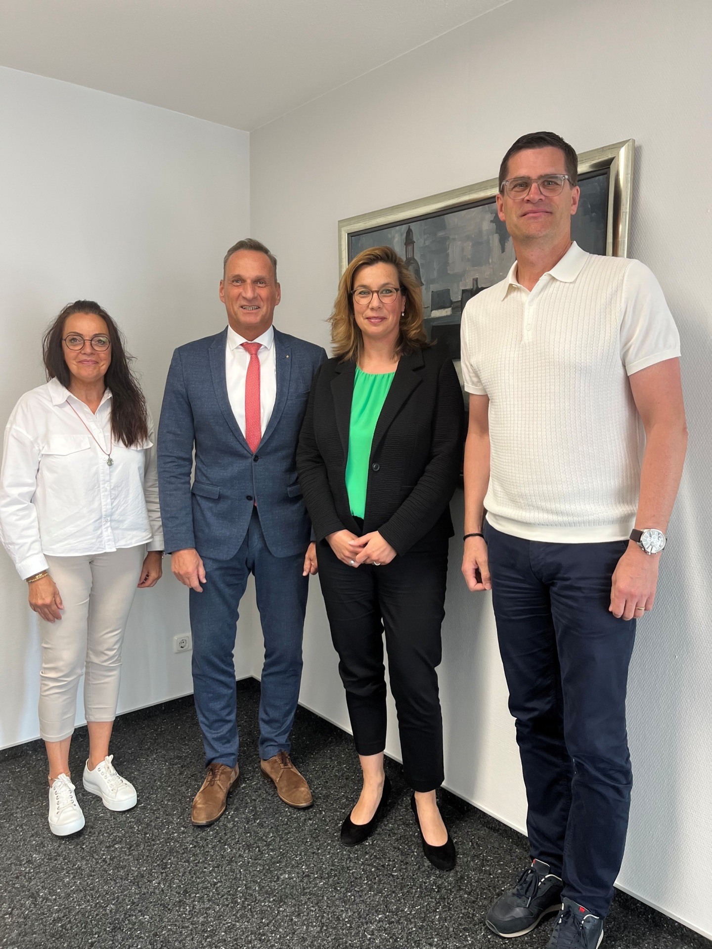 Das Foto zeigt Bürgermeister Rodenkirch bei der Begrüßung der neuen Badmanagerin Daniela Maslan-Mayer. Sachgebietsleiter Schmitt und Personalratsvorsitzende Schmitz-Hayer sind ebenfalls abgebildet.