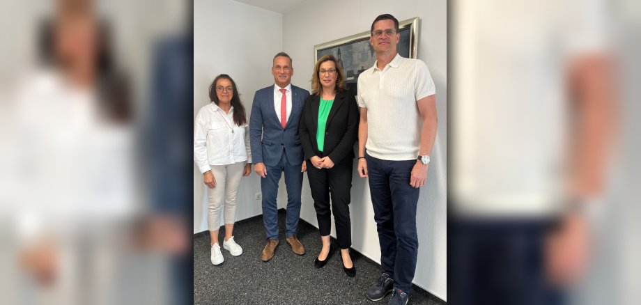 Das Foto zeigt Bürgermeister Rodenkirch bei der Begrüßung der neuen Badmanagerin Daniela Maslan-Mayer. Sachgebietsleiter Schmitt und Personalratsvorsitzende Schmitz-Hayer sind ebenfalls abgebildet.