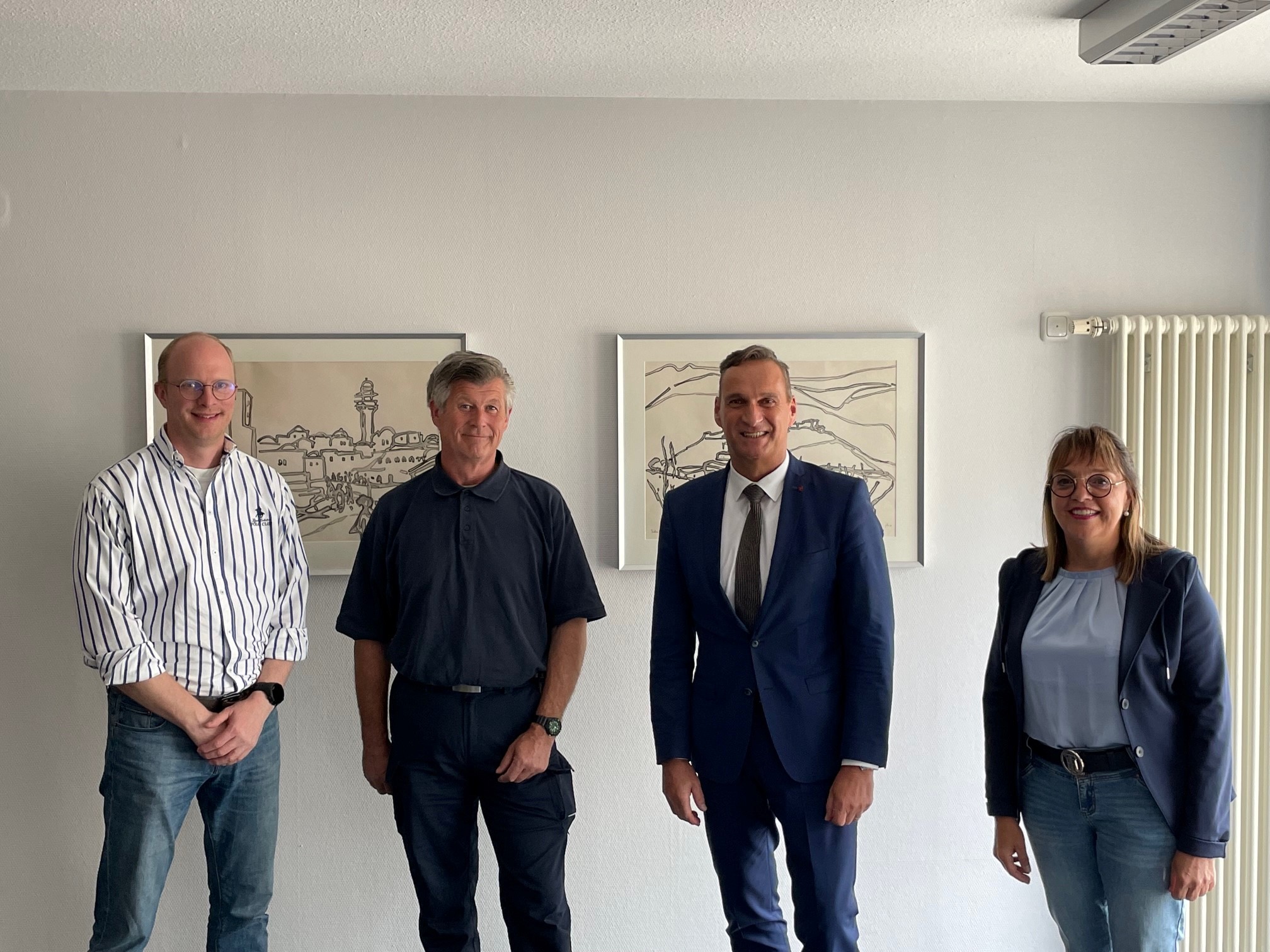 Bürgermeister Joachim Rodenkirch begrüßte den neuen Kollegen Michael Thul (2.v.l.) und wünschte ihm für seine künftigen Aufgaben viel Erfolg. Den Glückwünschen schlossen sich der Fachbereichsleiter Jan Mußweiler (1.v.l.) sowie die Personalratsvorsitzende Christiane Schmitz-Hayer (r.) gerne an.